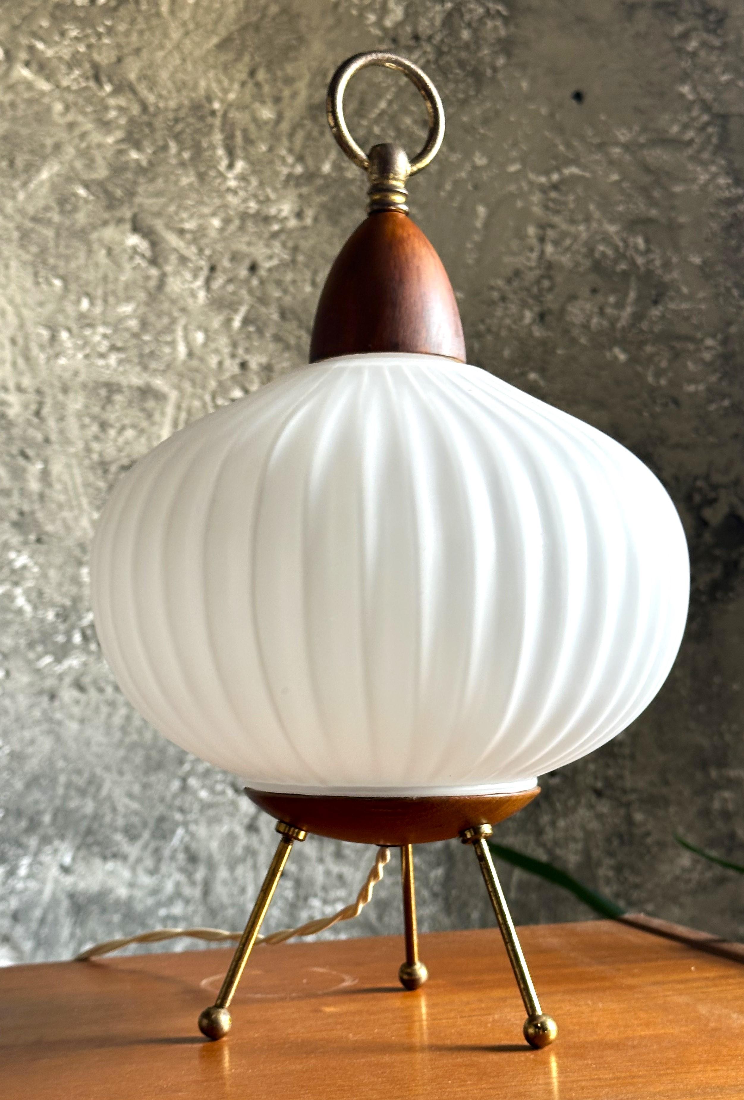 Mid-Century moderno Lampada da scrivania di metà secolo in teak e ottone, Danimarca 1960 in vendita