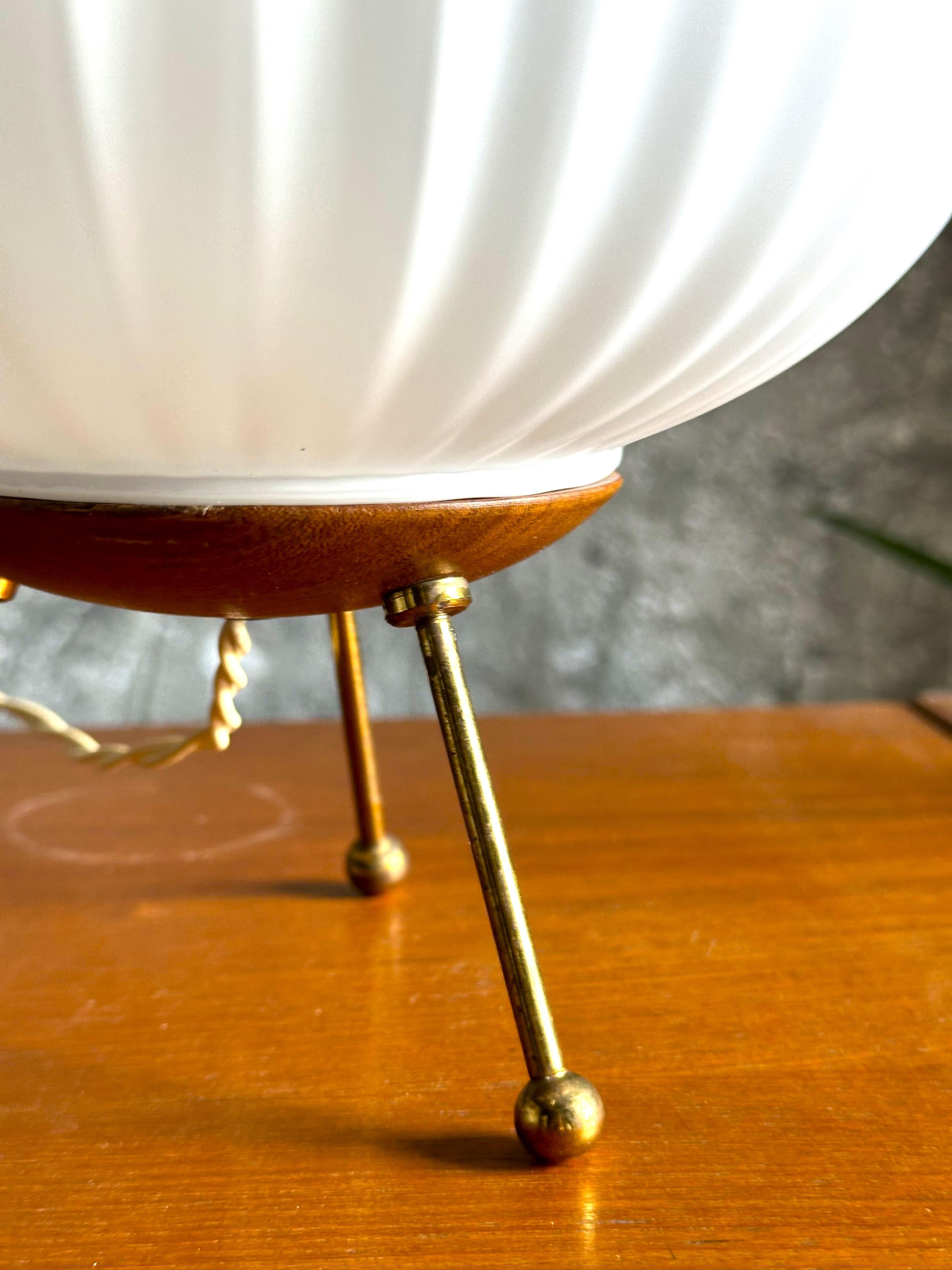 Lampada da scrivania di metà secolo in teak e ottone, Danimarca 1960 In condizioni buone in vendita a Saarbruecken, DE