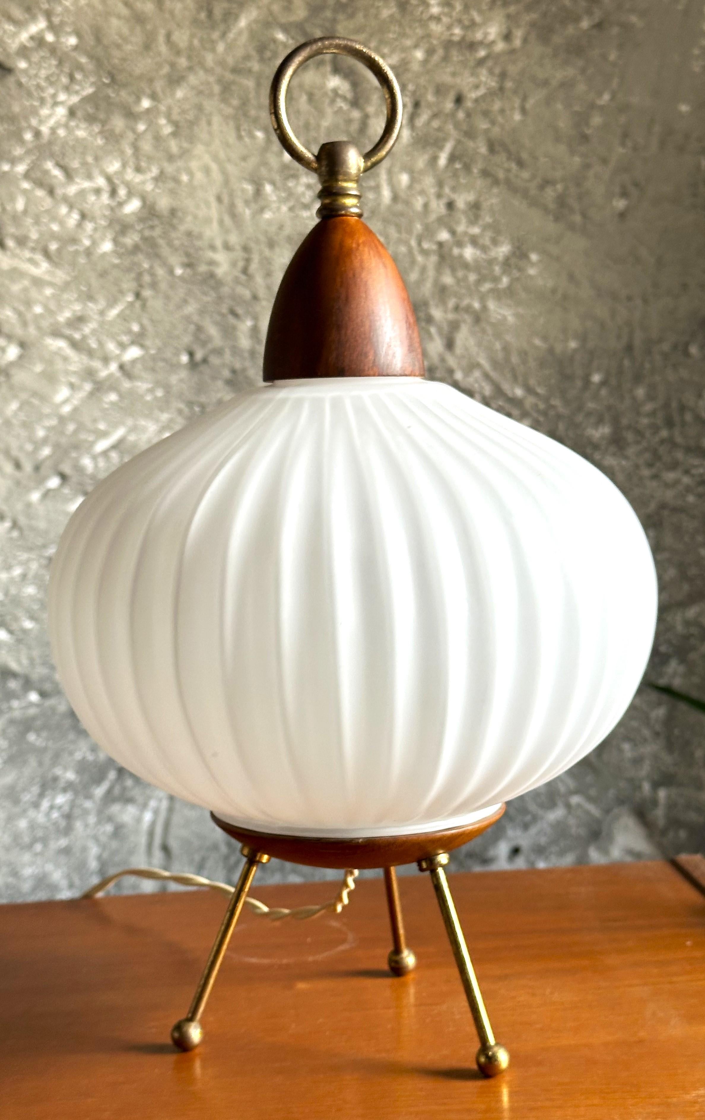 Metà XX secolo Lampada da scrivania di metà secolo in teak e ottone, Danimarca 1960 in vendita