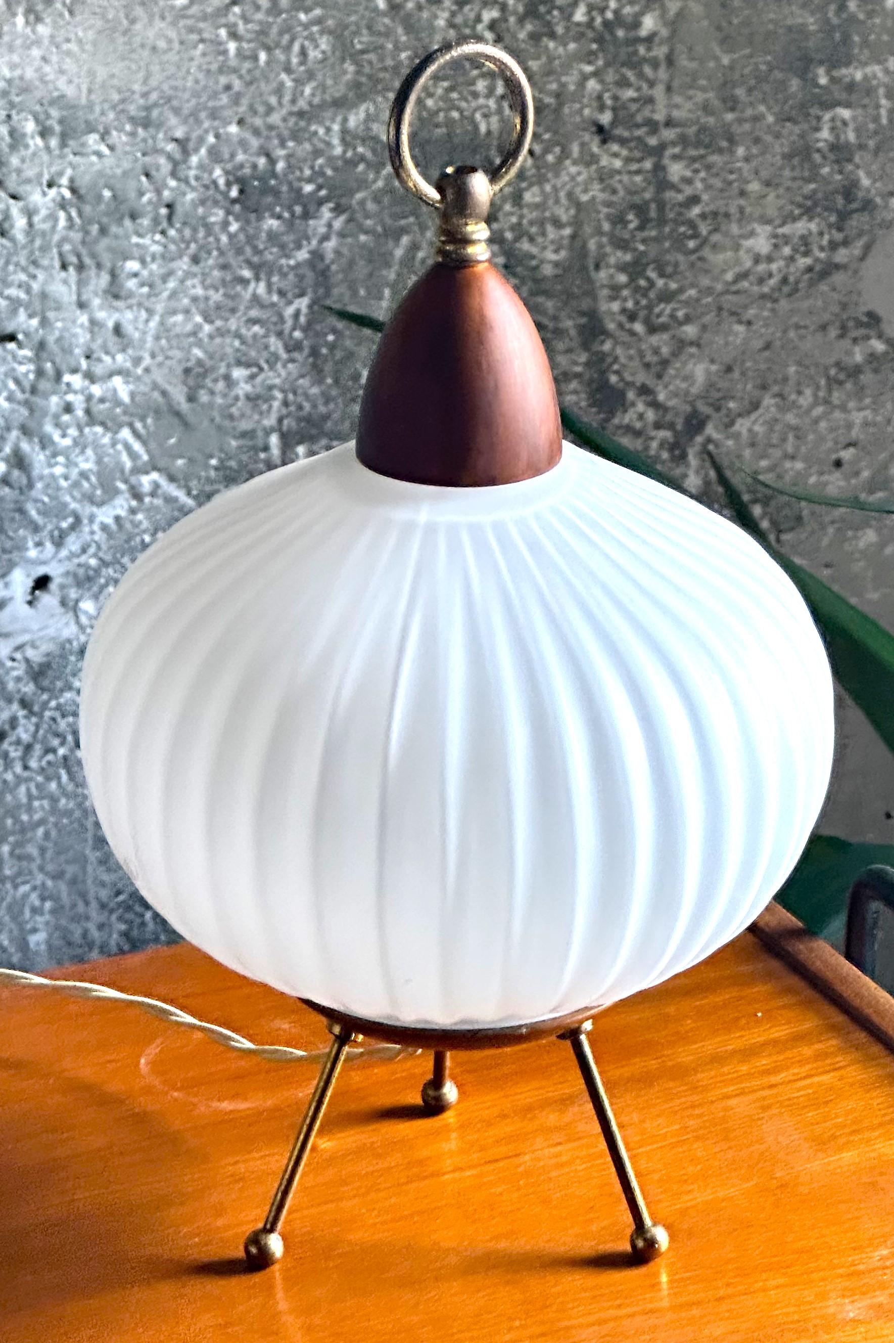 Ottone Lampada da scrivania di metà secolo in teak e ottone, Danimarca 1960 in vendita