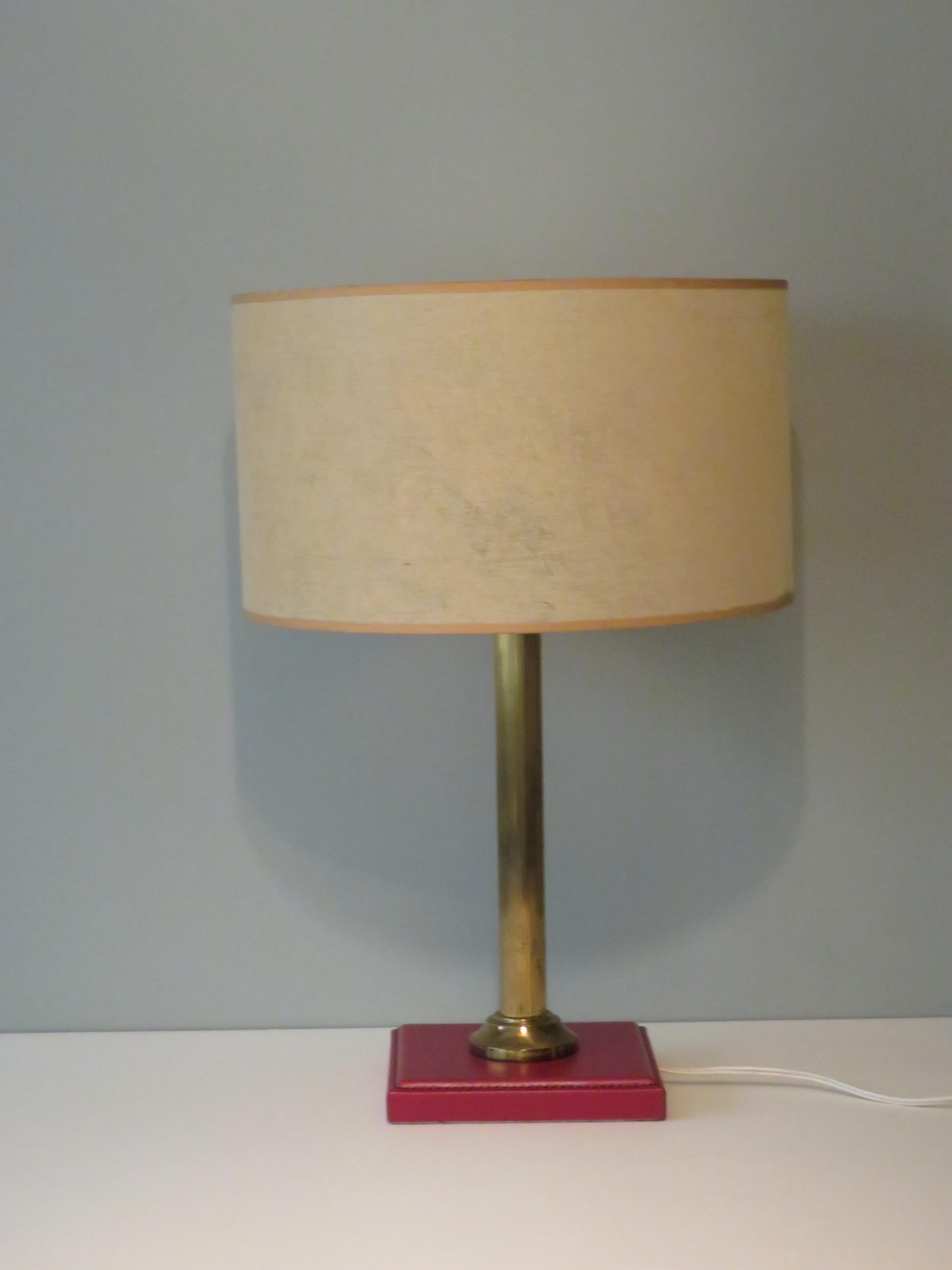 Desk lamp with red leather base and brass ribbed column and a very fine, original lampshade.
1 E 27 fitting.
