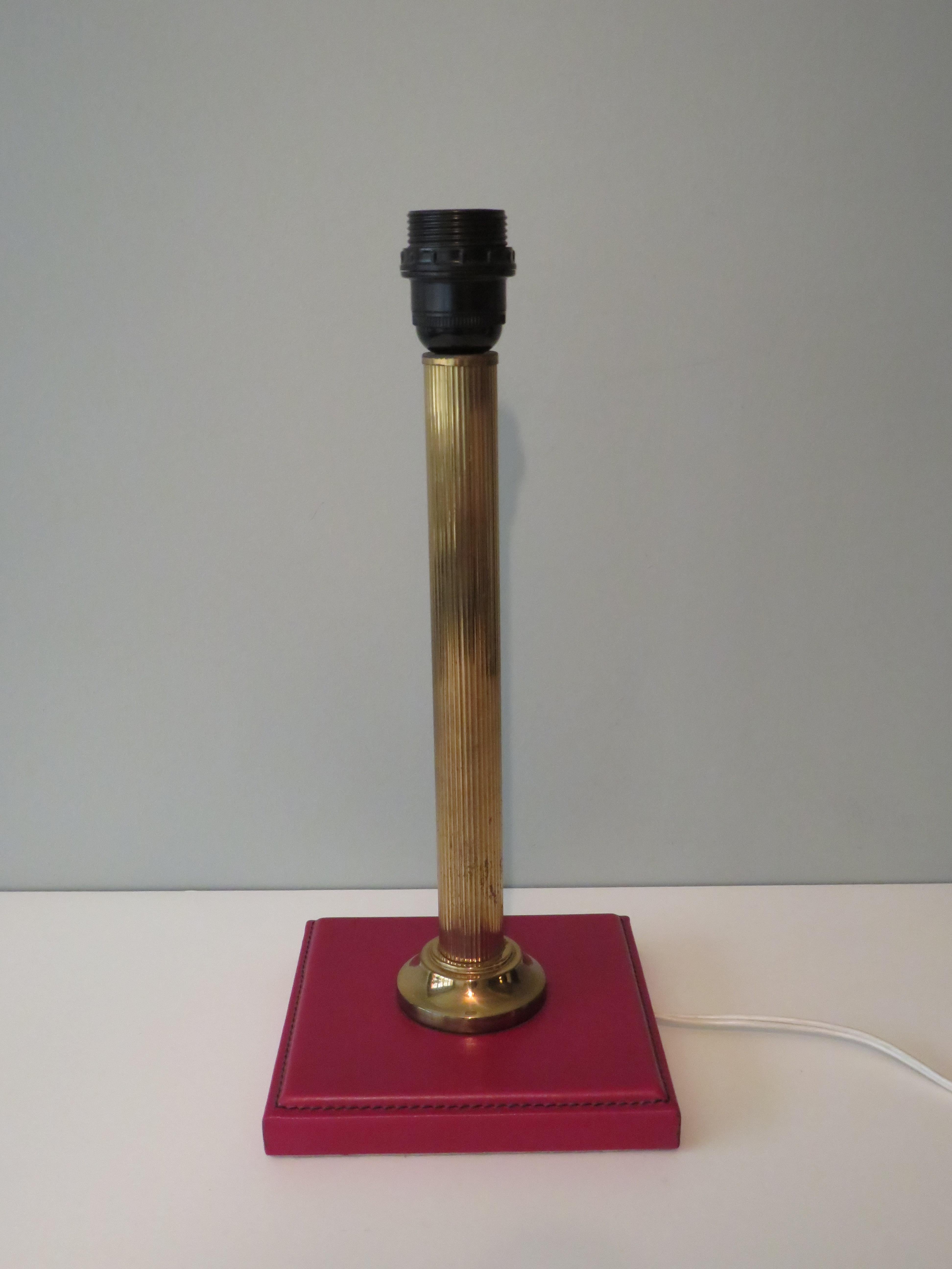 Lámpara de escritorio de mediados de siglo con base de cuero al estilo de J. Adnet, Francia 1960 siglo XX en venta