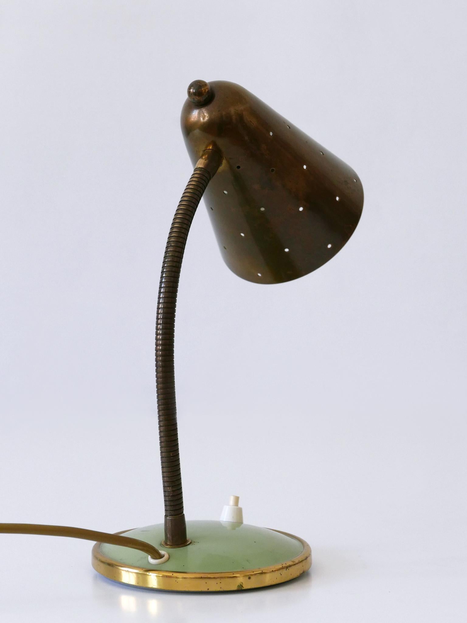 Laiton Lampe de bureau ou lampe de table du milieu du siècle par Vereinigte Werkstätten Allemagne 1950s en vente