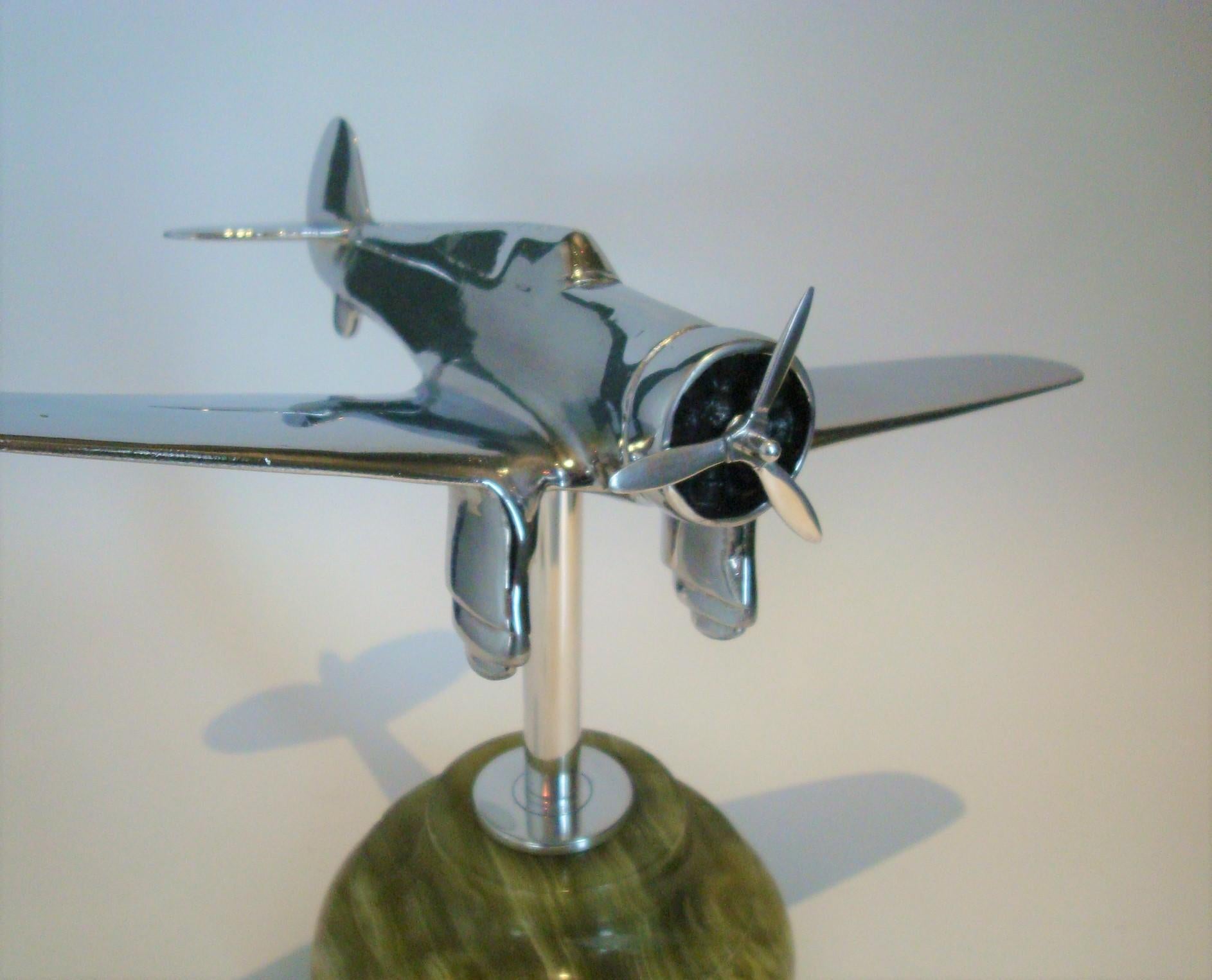 Mitte des Jahrhunderts Schreibtisch Modellflugzeug - USA 1940er Jahre
Einmotoriges Kampfflugzeug. 
Perior-Flugmodell aus Aluminiumguss, montiert auf einem Marmorsockel.
Ausgezeichnete Bedingungen.