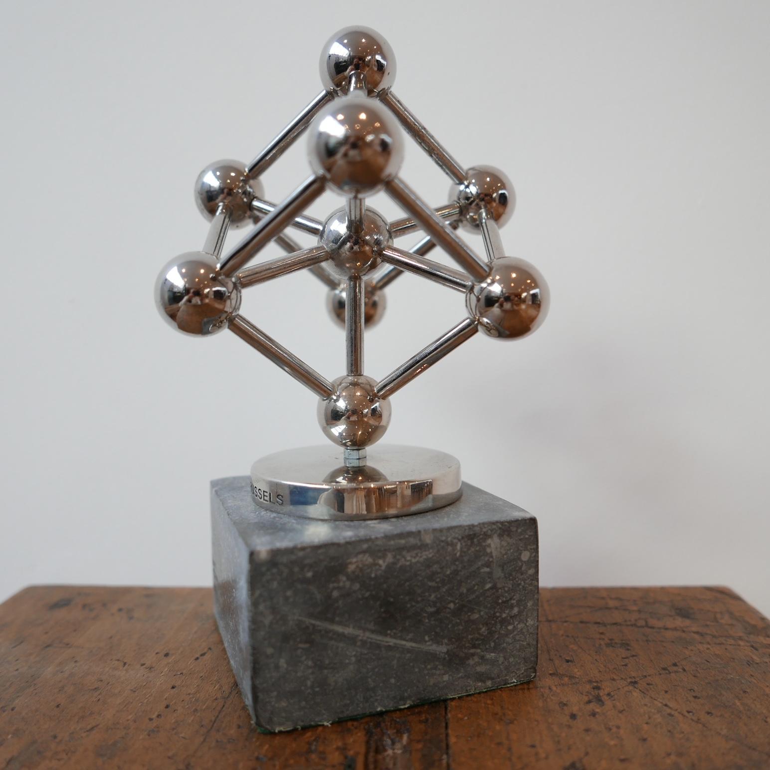 Ein kleines Tischmodell des Atomium-Gebäudes in Brüssel.

Sockel aus Marmor, Modell aus Metall.

Belgien, c1960s.

Einige kleine Schrammen und Kratzer, altersentsprechende Abnutzung.

Geprägter Schriftzug 