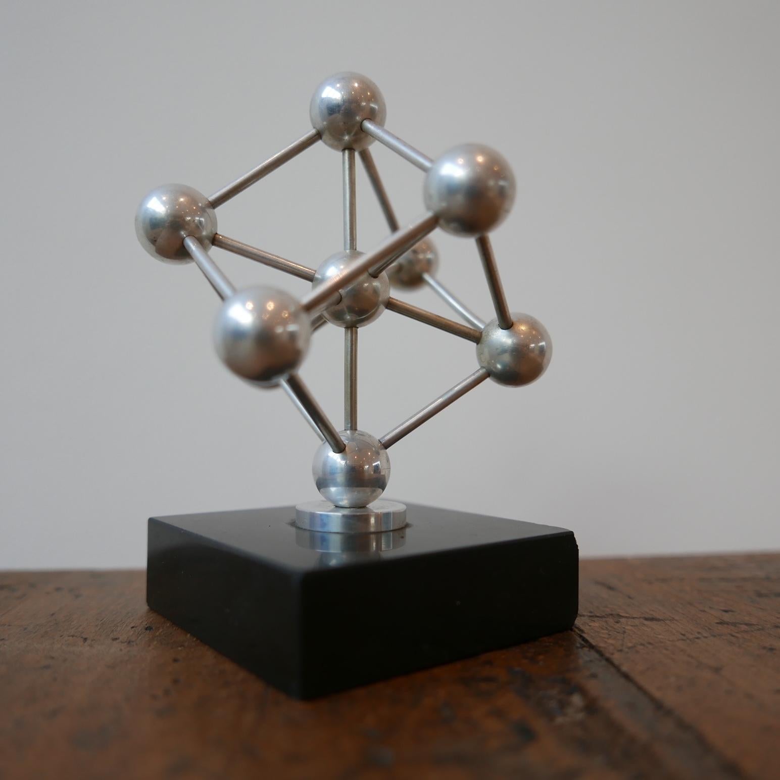 Ein kleines Tischmodell des Atomium-Gebäudes in Brüssel.

Sockel aus Marmor, Modell aus Metall.

Belgien, c1960s.

Einige kleine Schrammen und Kratzer, altersentsprechende Abnutzung.

Standort: London Gallery.

Abmessungen: 12 H x 8,5 B x 9,5 T in