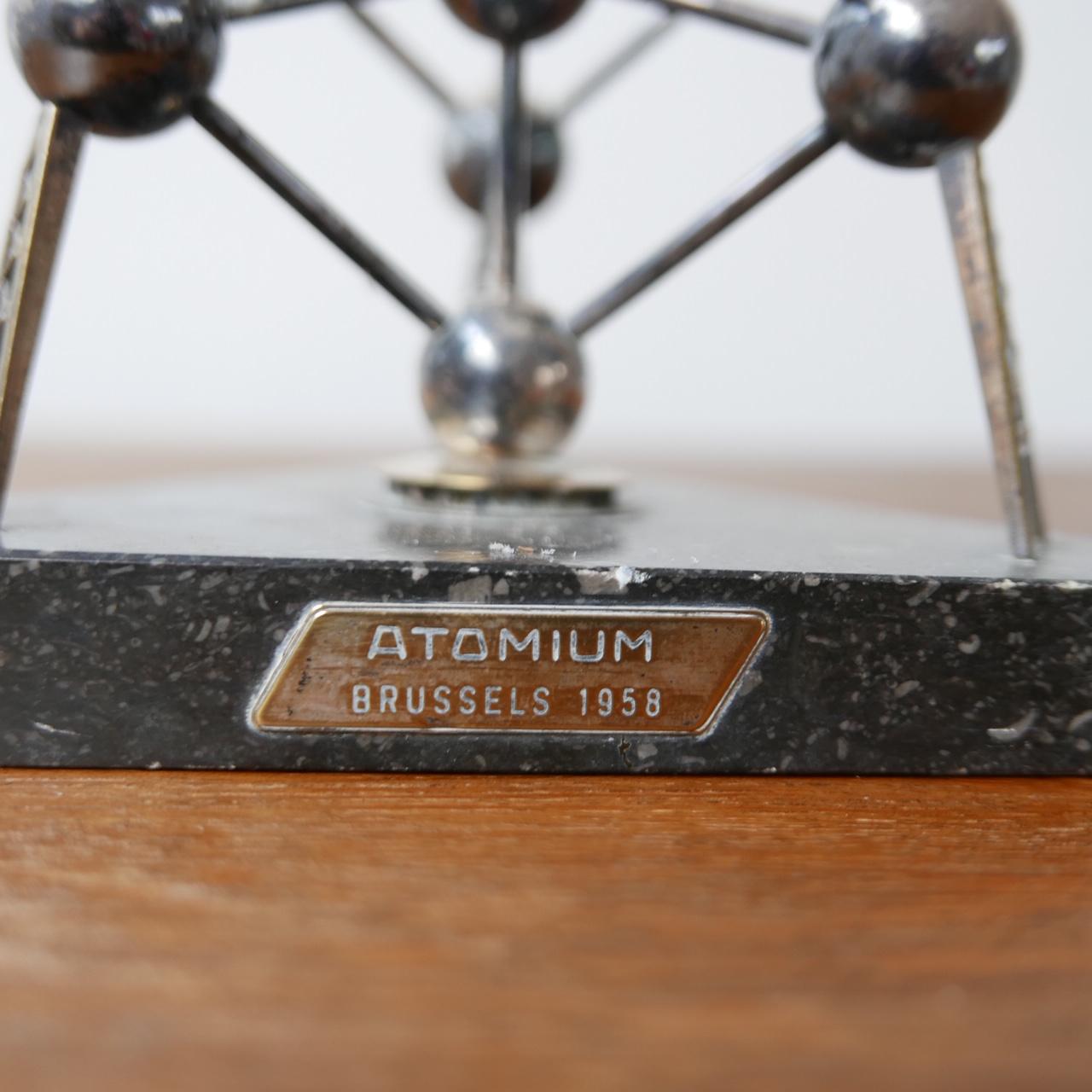 atomium desk model