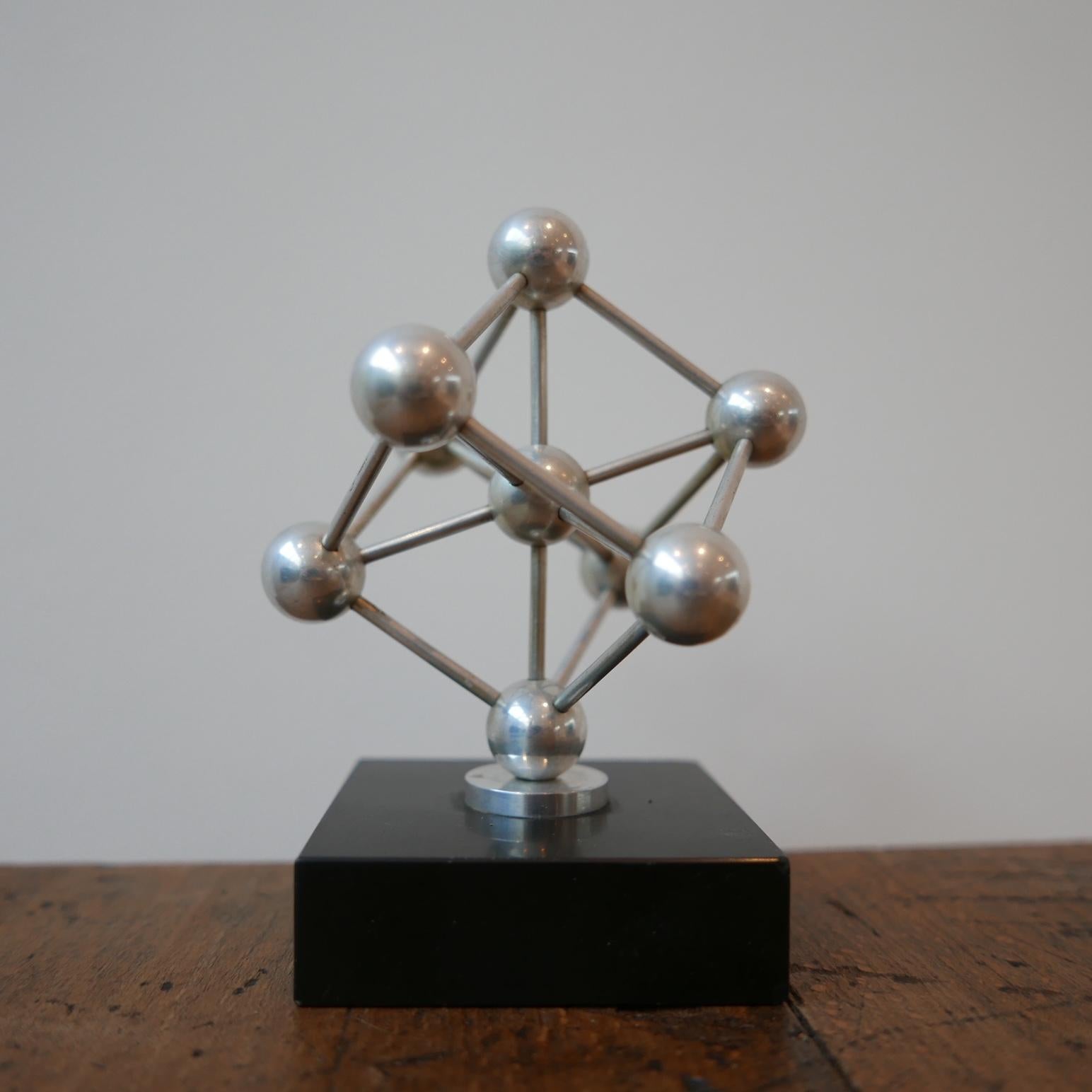 Modèle de bureau du milieu du siècle dernier de l' Atomium Bon état - En vente à London, GB