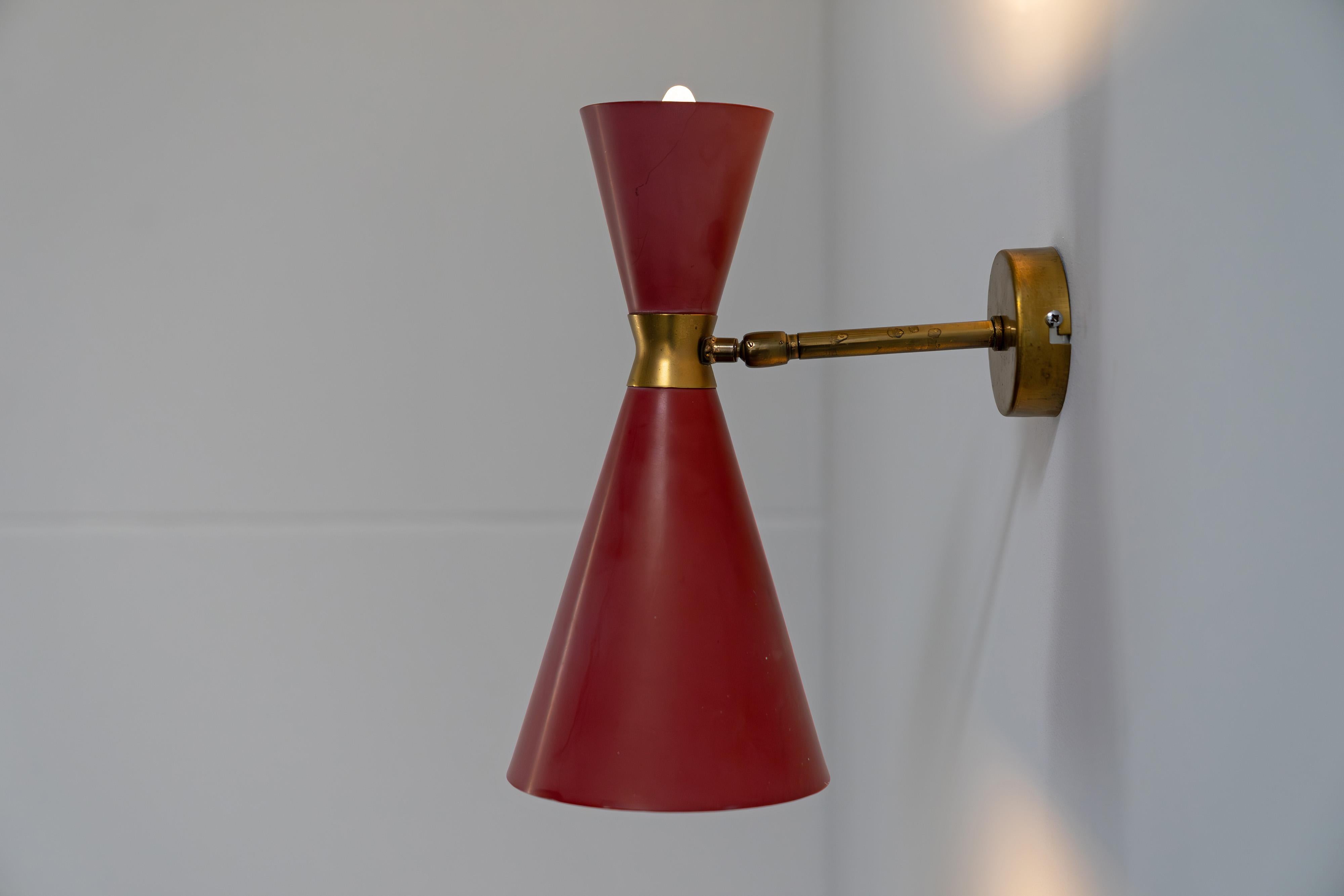 Diabolo wall light from the 1950s, attributed to Stilnovo. The lamp has two E14 sockets. They can be used with EU or US voltage. 
