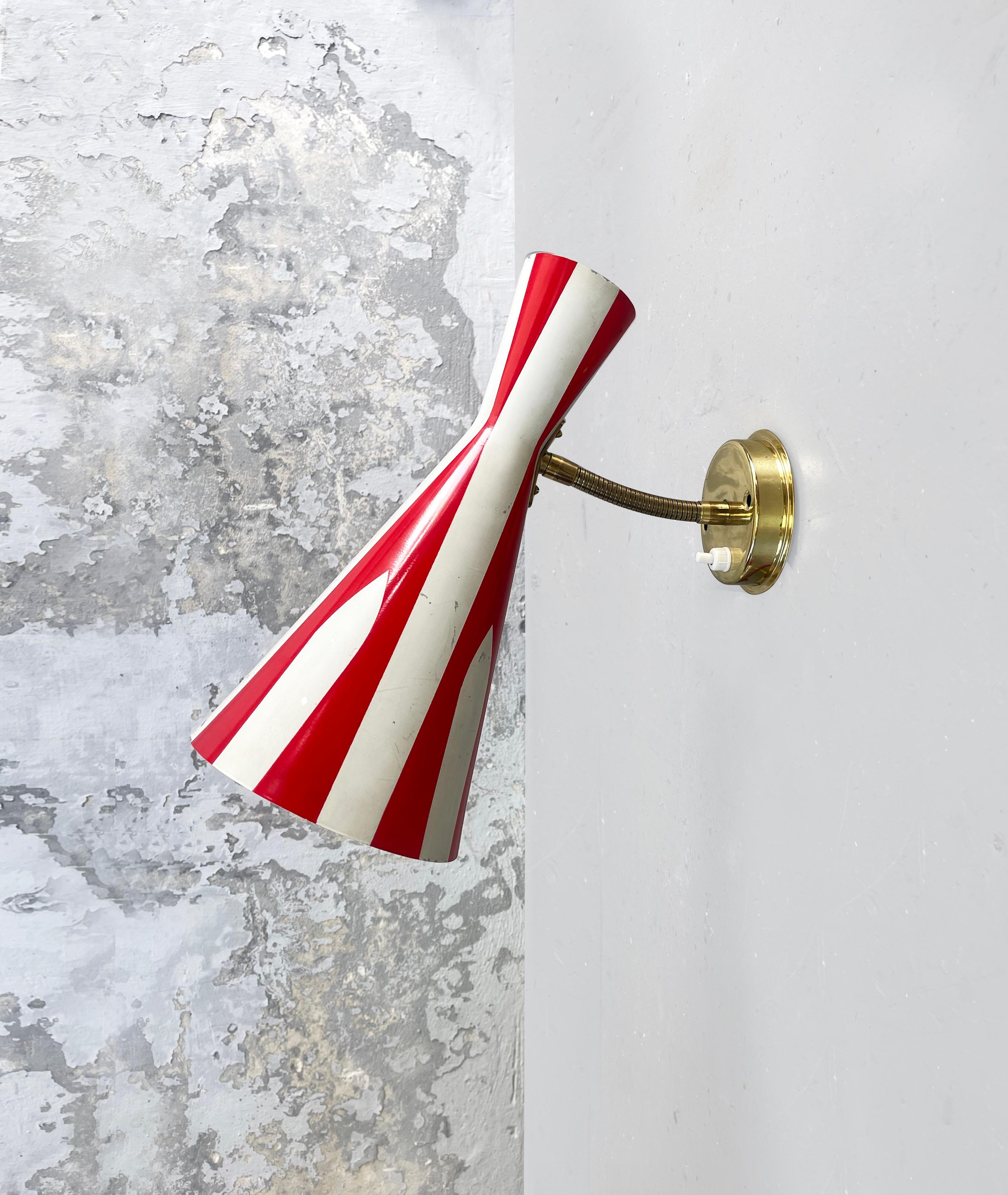Mid-Century moderno Lampada da parete a tromba Diabolo di metà secolo, stampa bianca e rossa su ottone, anni '60, Italia in vendita