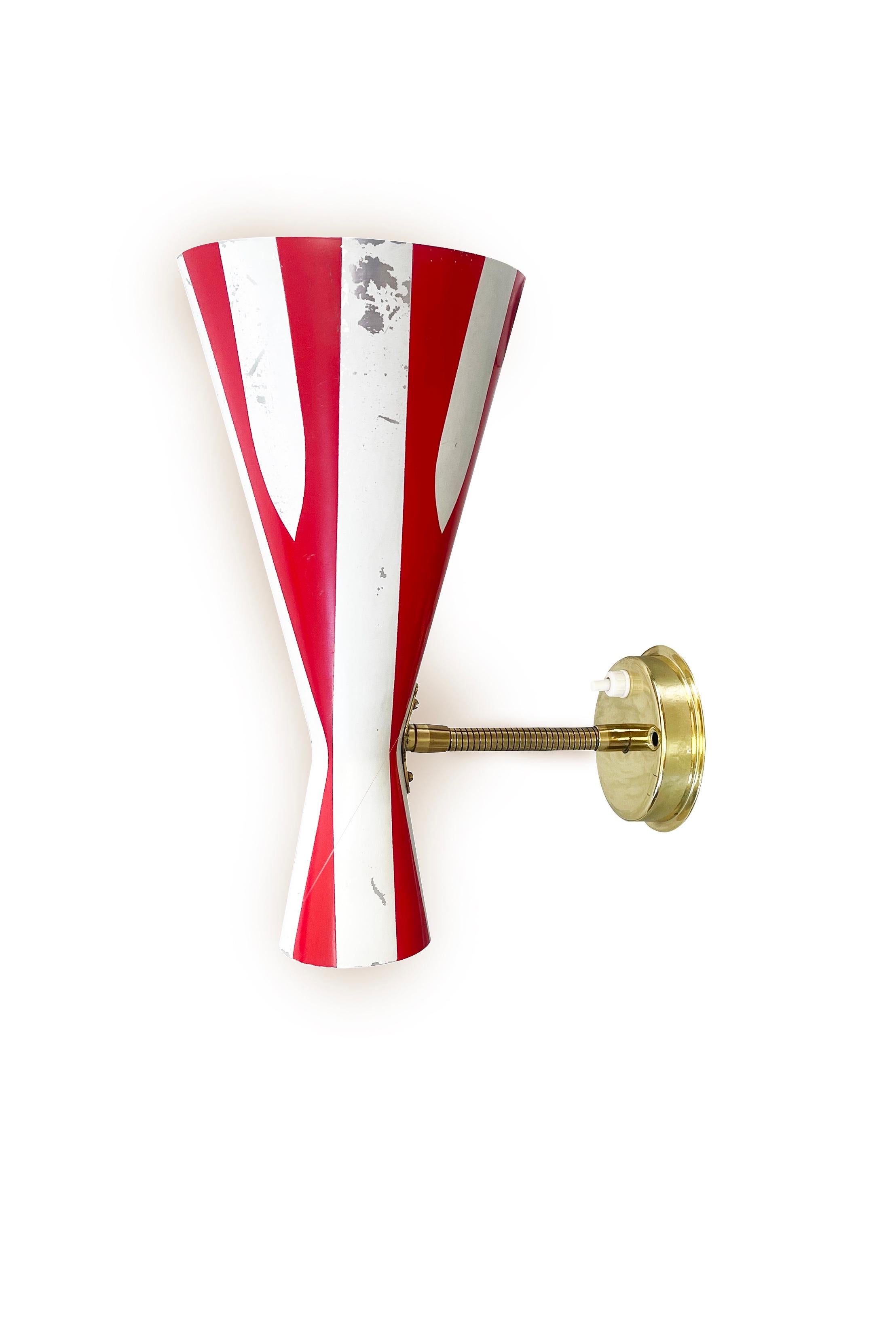 Lampada da parete a tromba Diabolo di metà secolo, stampa bianca e rossa su ottone, anni '60, Italia In condizioni buone in vendita a Andernach, DE