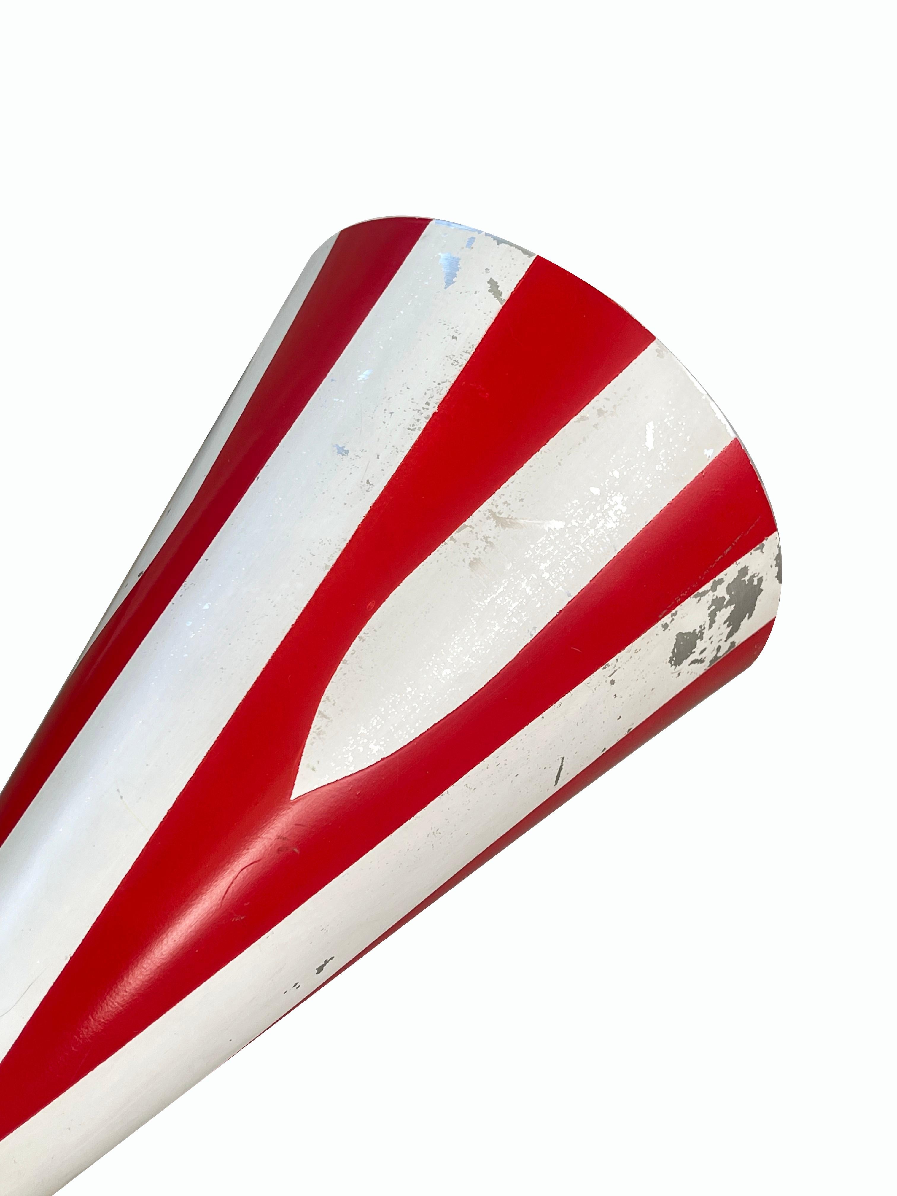XX secolo Lampada da parete a tromba Diabolo di metà secolo, stampa bianca e rossa su ottone, anni '60, Italia in vendita