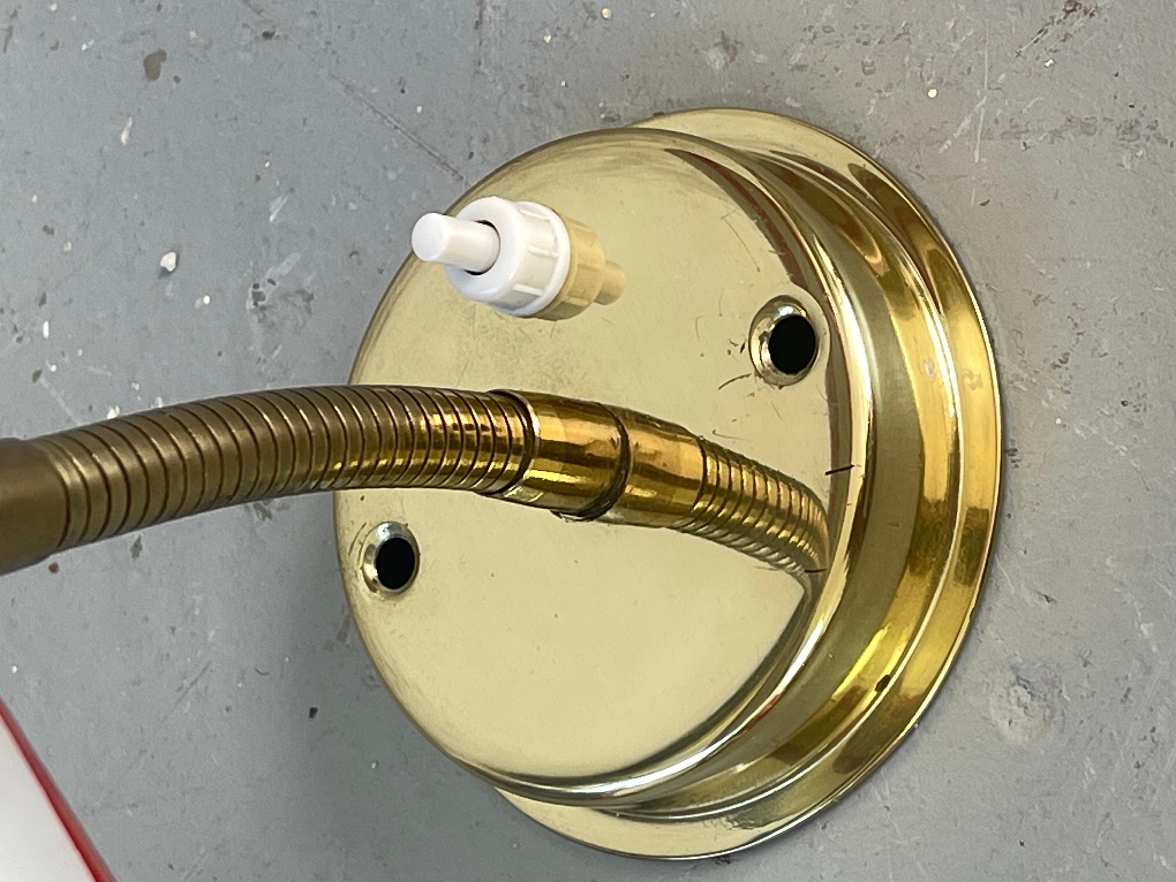 Ottone Lampada da parete a tromba Diabolo di metà secolo, stampa bianca e rossa su ottone, anni '60, Italia in vendita