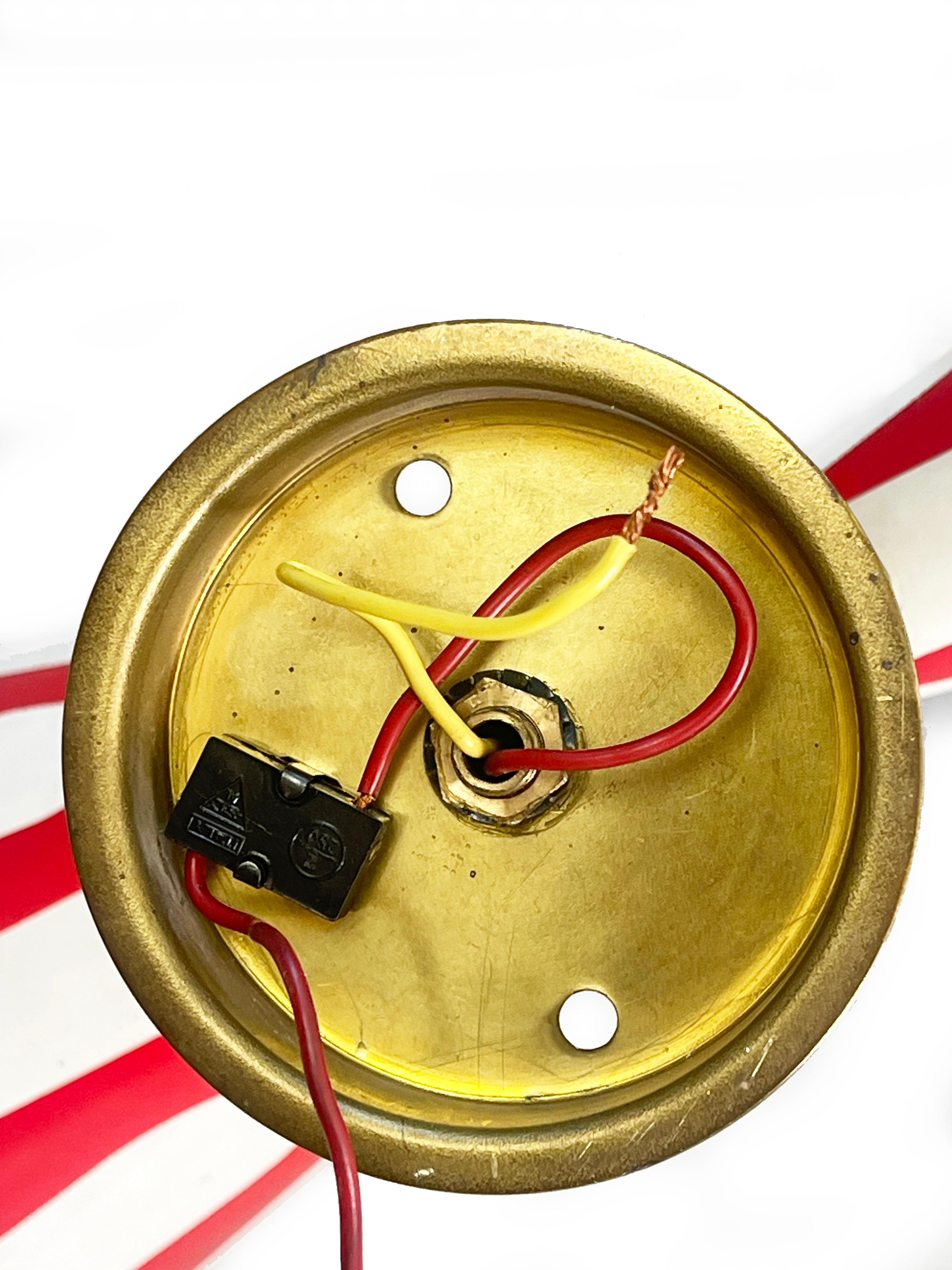 Lampada da parete a tromba Diabolo di metà secolo, stampa bianca e rossa su ottone, anni '60, Italia in vendita 2