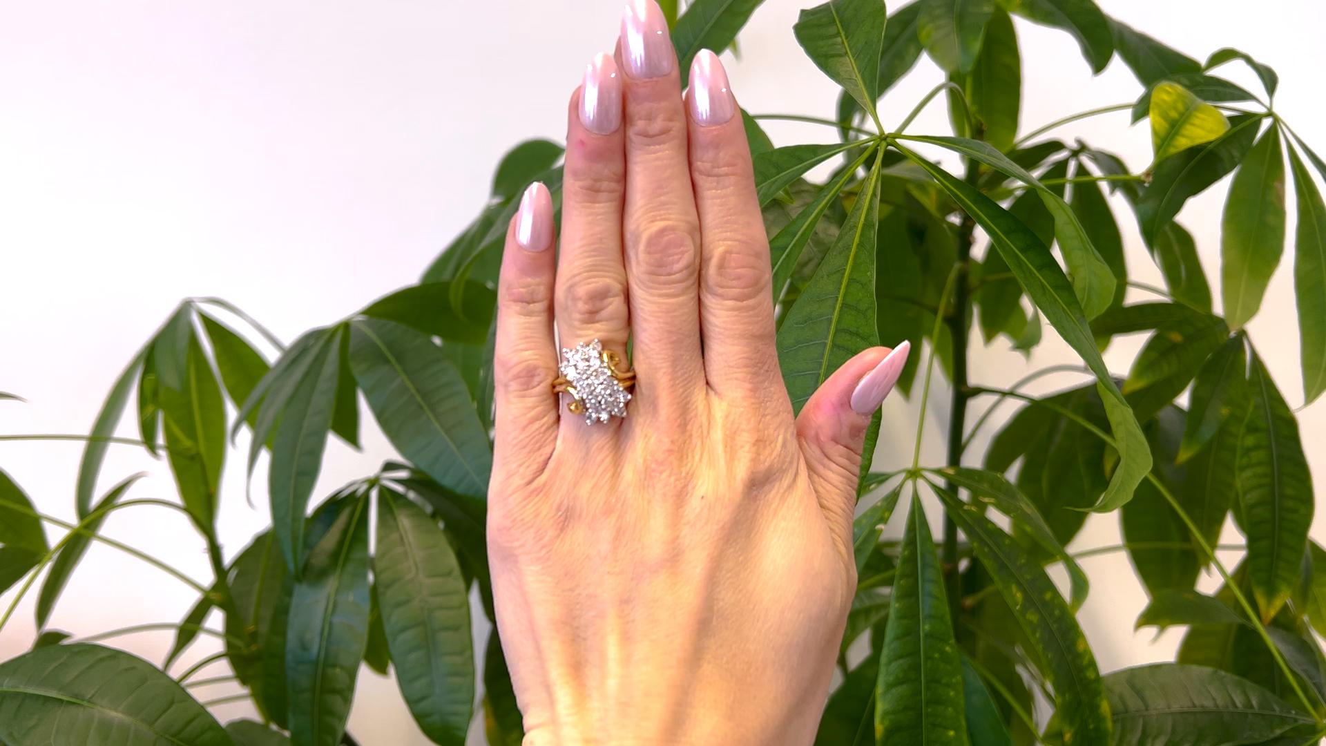 Ein Mid Century Diamond 14k Gold Zwei-Ton-Cocktail-Ring. Mit 25 runden Diamanten im Brillantschliff mit einem Gesamtgewicht von ca. 1,70 Karat, eingestuft in Farbe J-K, Reinheit SI-I1. Aus 14-karätigem Gelbgold mit Diamanten in 14-karätigem Weißgold