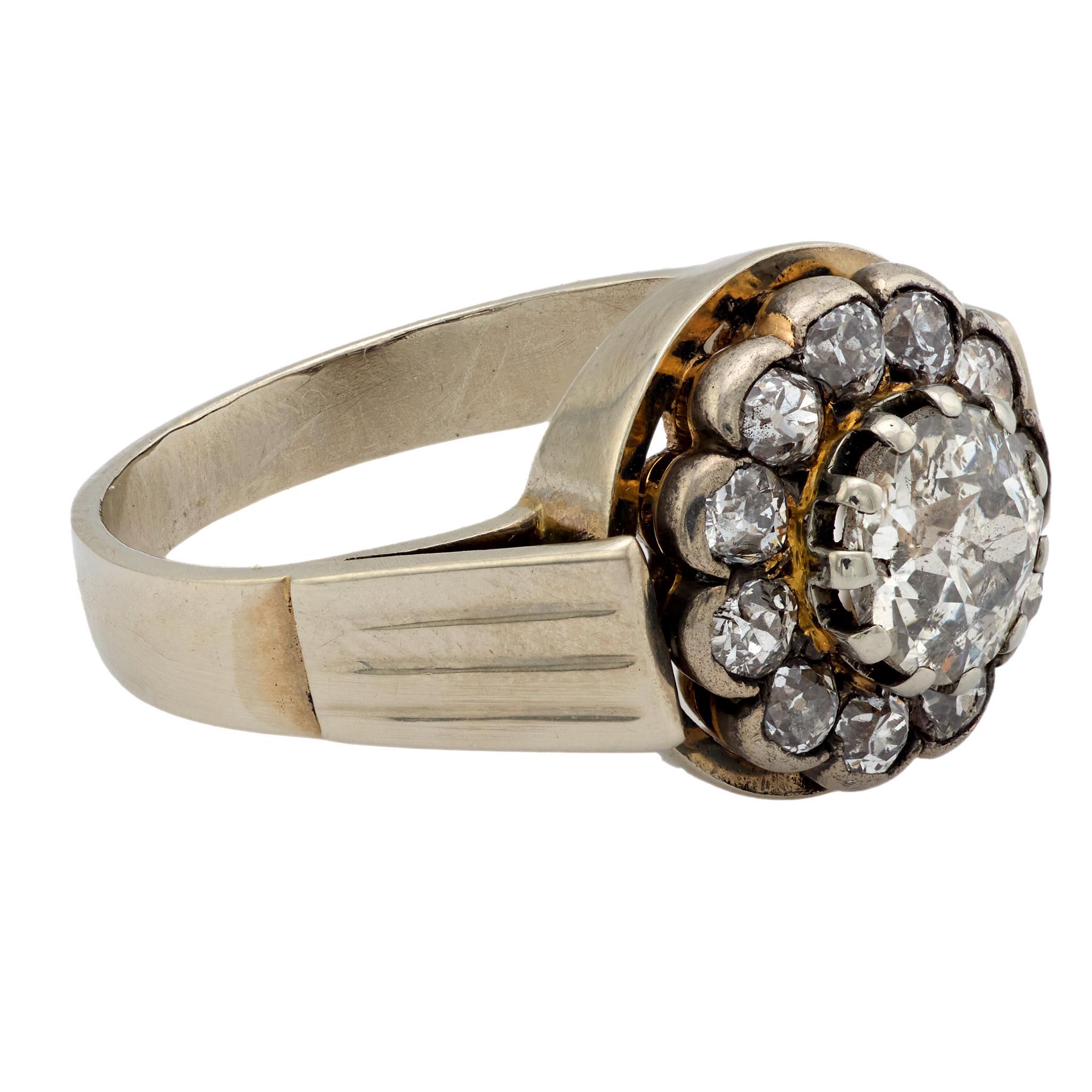 Anillo en racimo de oro blanco de 14k con diamantes de mediados de siglo en Bueno estado para la venta en Beverly Hills, CA