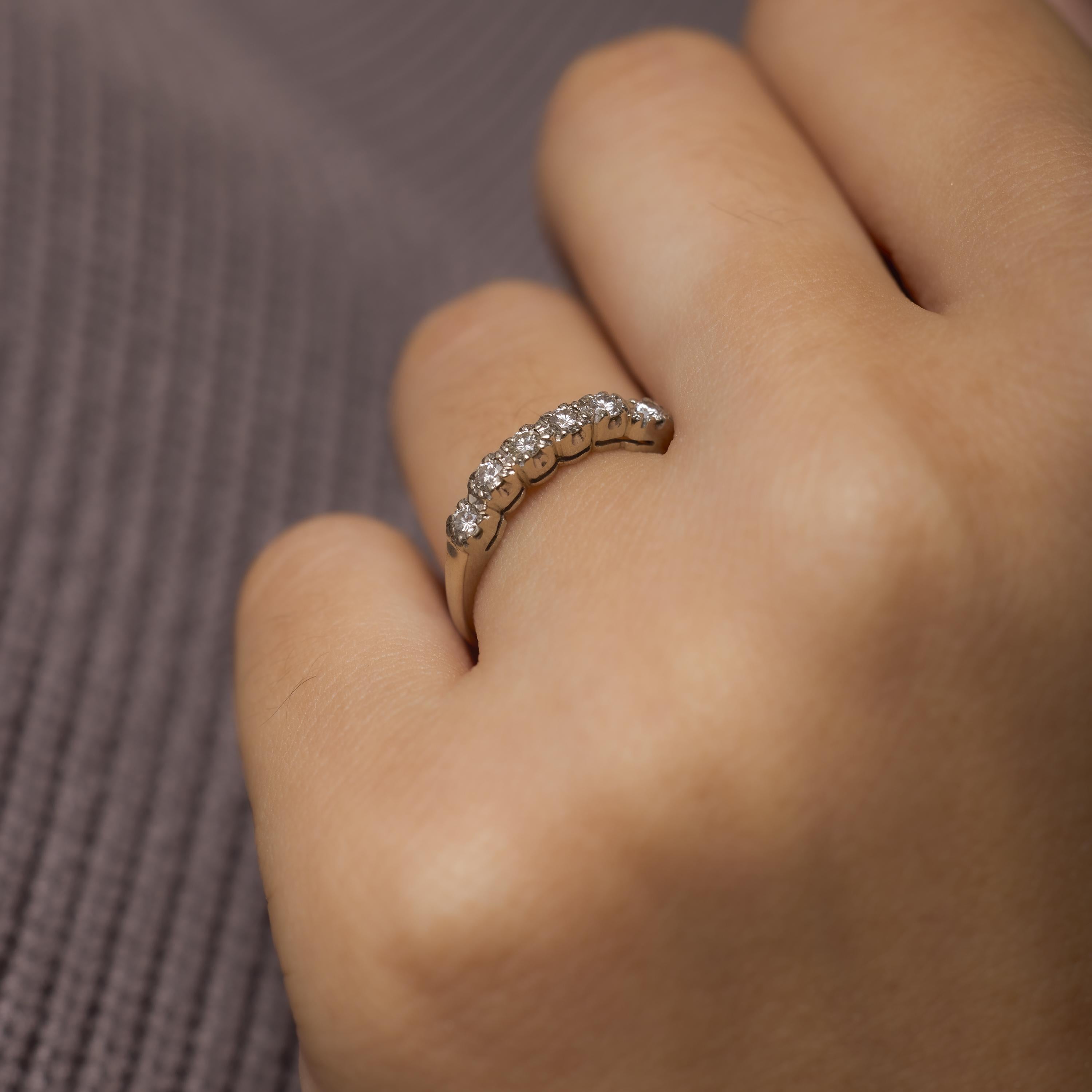 Mid Century diamond 14k white gold wedding band Corte brillante en venta
