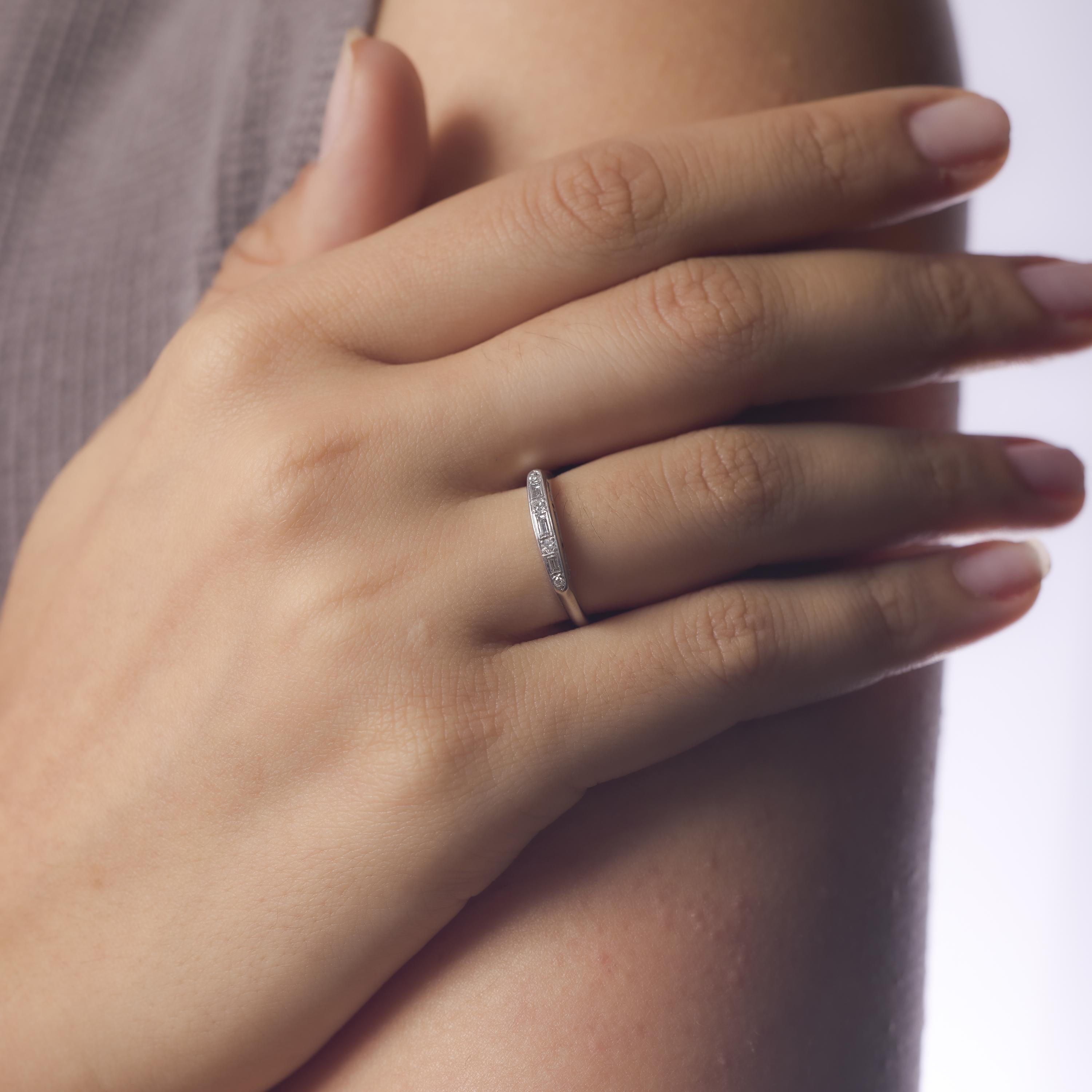 Mid Century diamond 14k white gold wedding band Corte baguette en venta