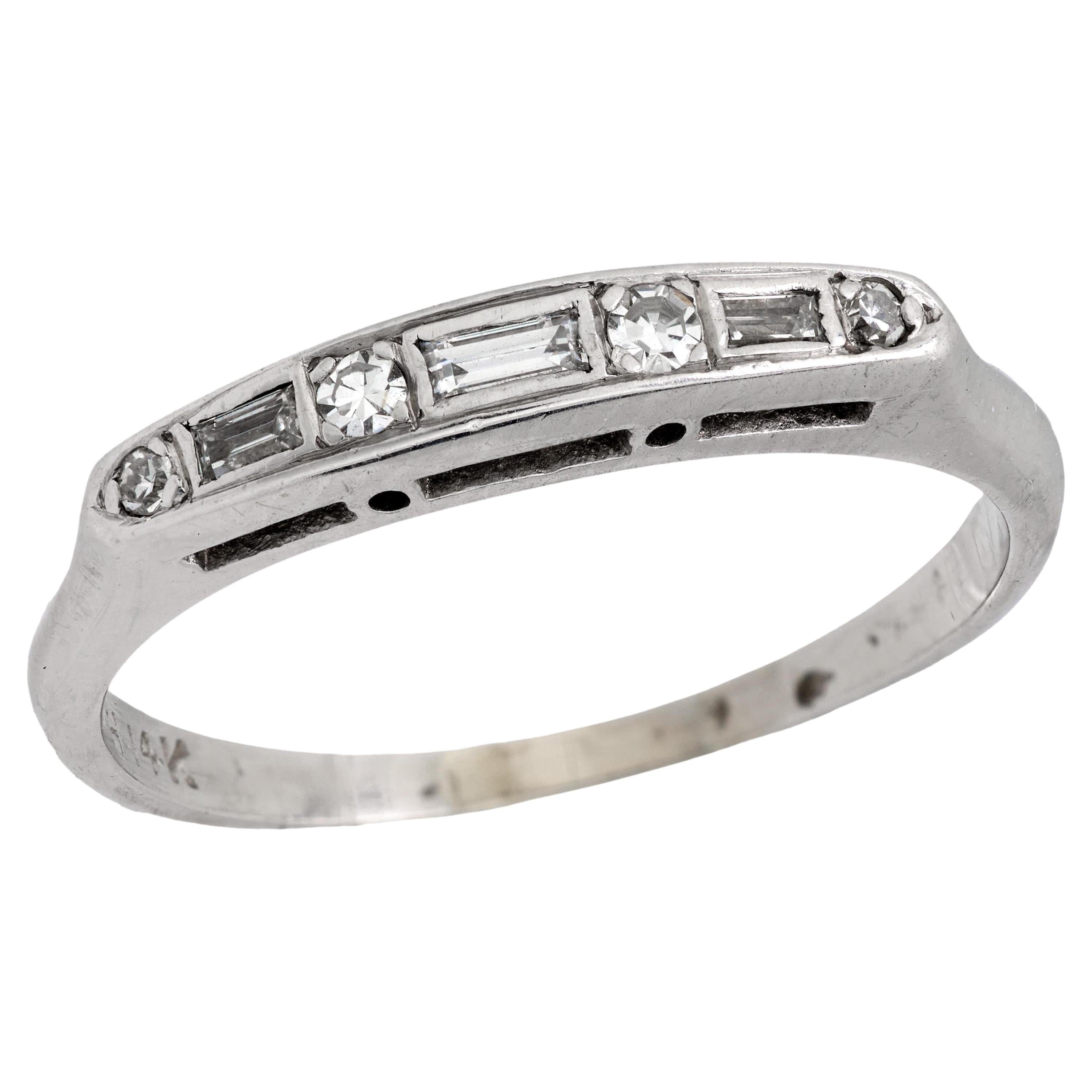 Mid Century diamond 14k white gold wedding band en venta
