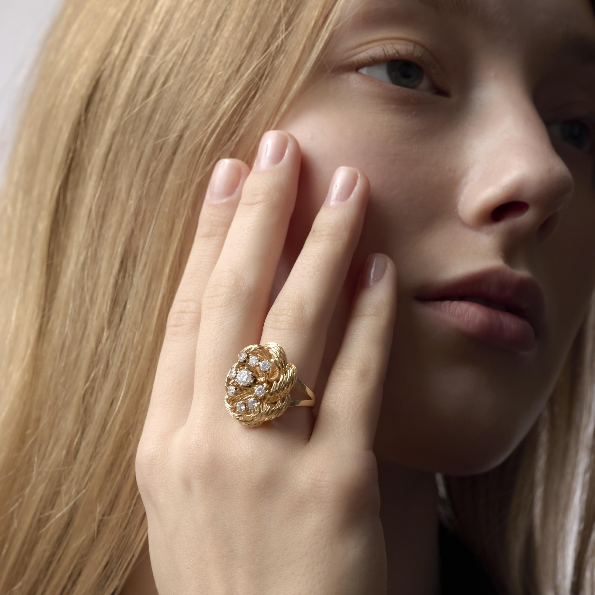 Cette bague en or jaune 14k du milieu du siècle rayonne d'un éclat raffiné, mettant en valeur neuf diamants lumineux dans un design audacieux et sculptural qui incarne la sophistication des années 1960.