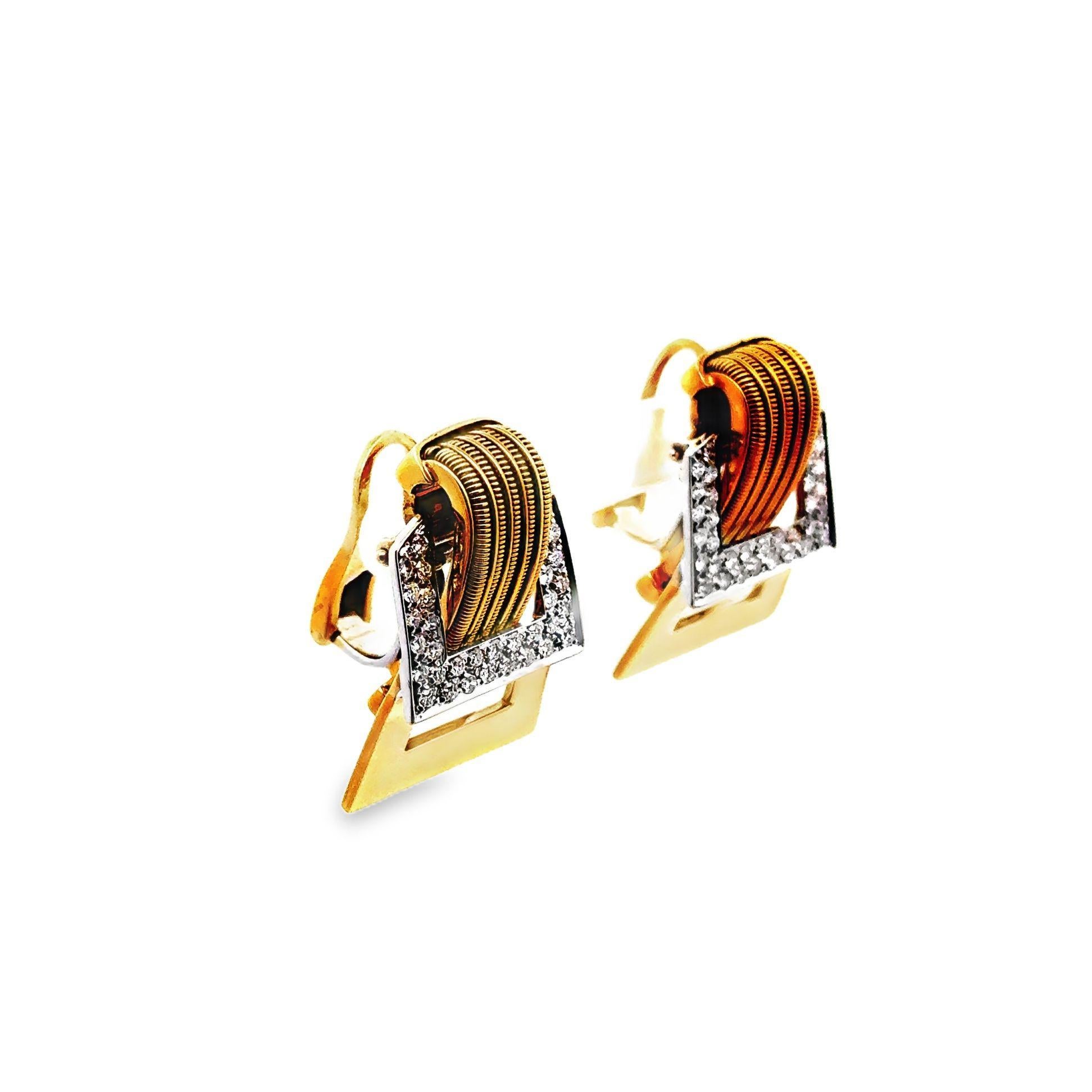 Verbessern Sie Ihre Eleganz mit diesen atemberaubenden Ohrringen aus der Mitte des Jahrhunderts, die aus den 1960er Jahren stammen. Sie sind mit 2 Karat strahlend weißen, runden Diamanten im VS1-Brillantschliff besetzt, die eine hervorragende