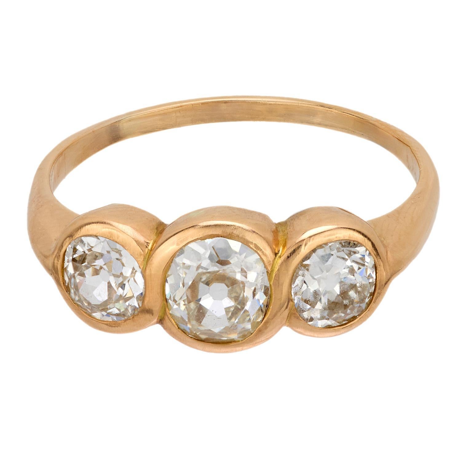 Mid Century diamond 18k yellow gold three stone ring (Moderne) im Angebot
