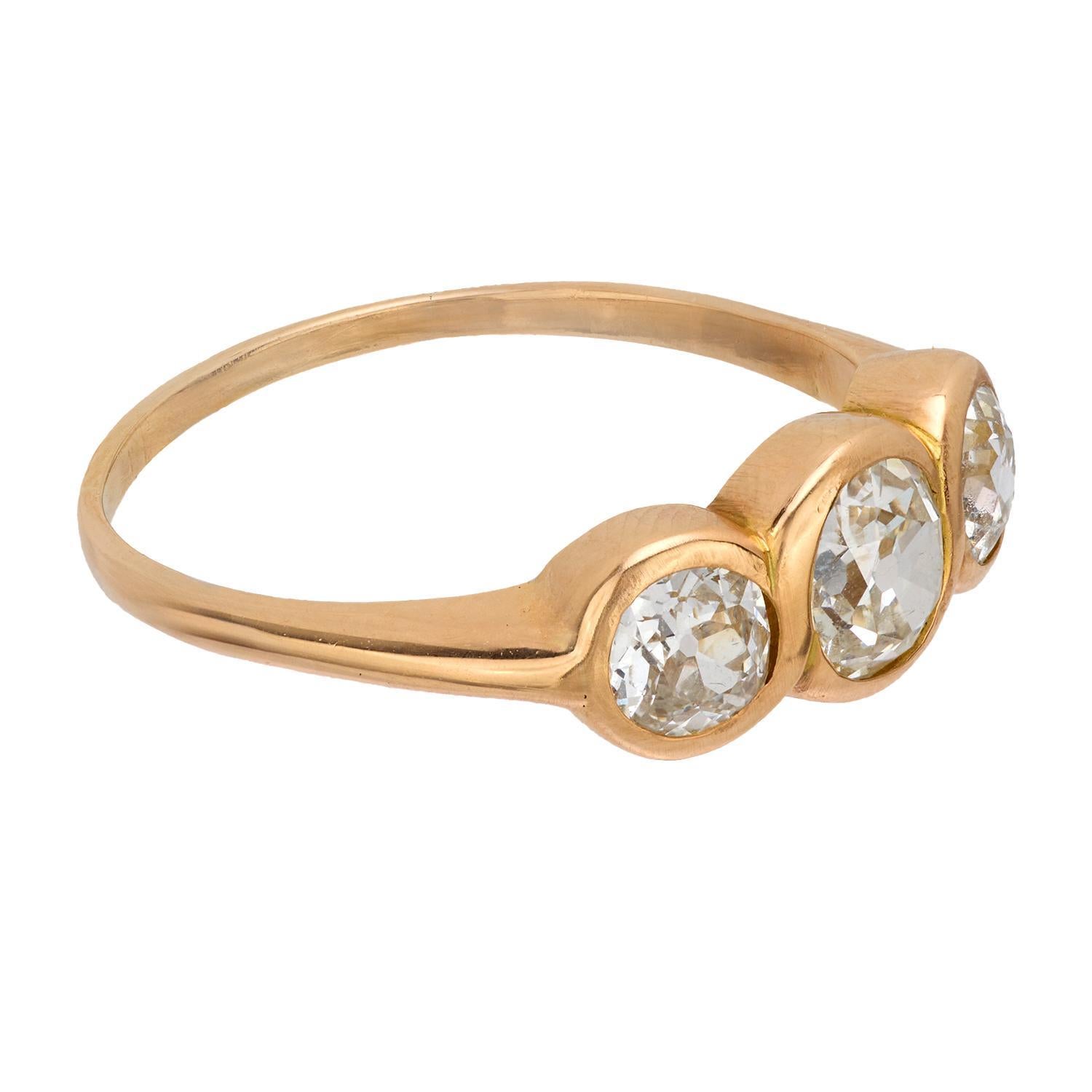 Mid Century diamond 18k yellow gold three stone ring im Zustand „Gut“ im Angebot in Beverly Hills, CA