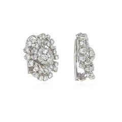 Pendientes flor estilizada de diamantes y platino de mediados de siglo