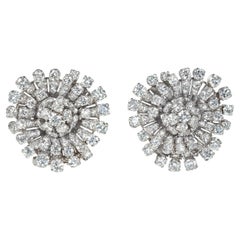 Pendientes flor estilizada de diamantes y platino de mediados de siglo
