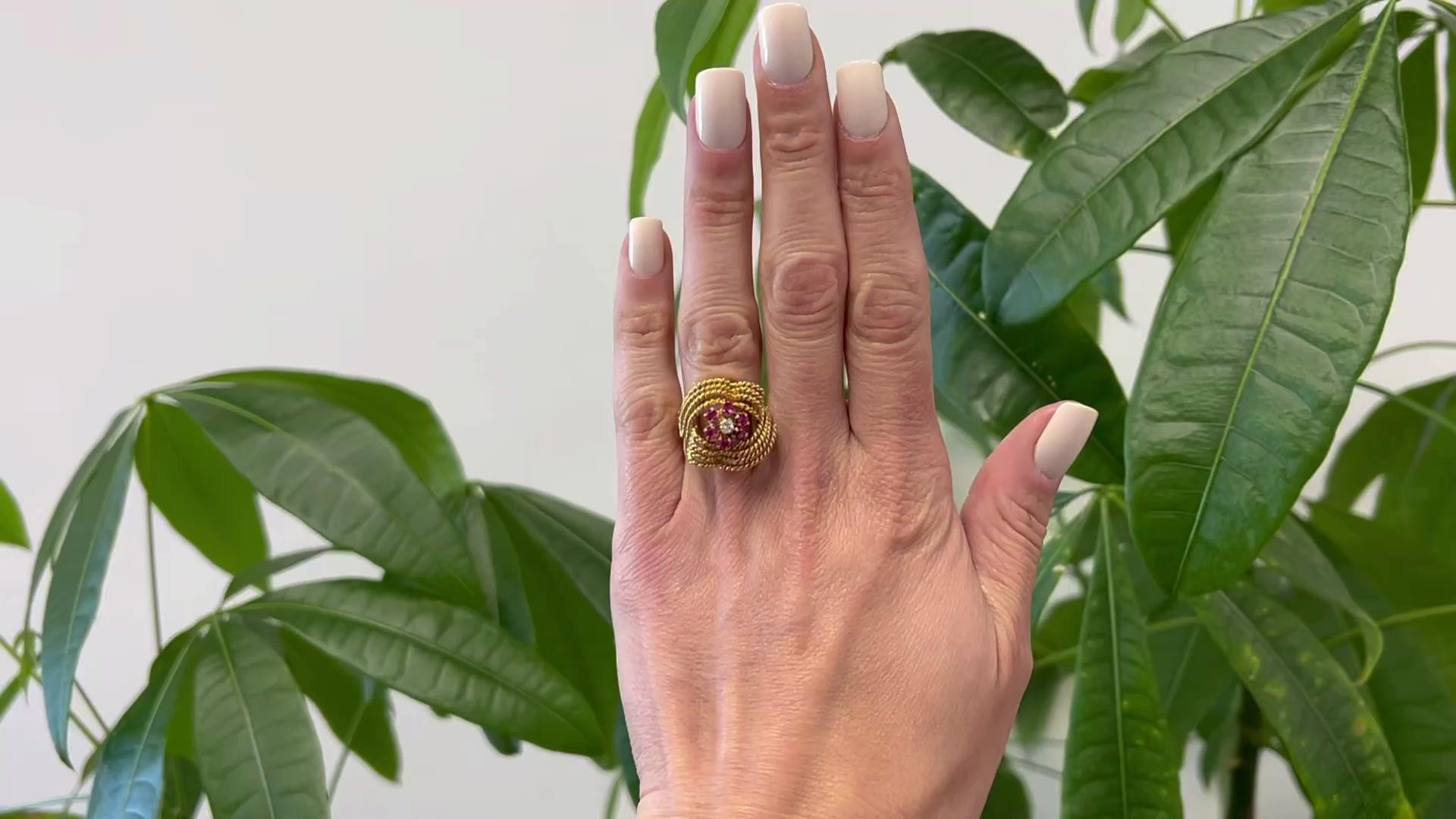 Ein Mid Century Diamant und Rubin 18k Gelbgold Rope Cocktail Ring. Mit einem runden Diamanten im Brillantschliff mit einem Gewicht von etwa 0,08 Karat, Farbe F, Reinheit SI1. Akzentuiert durch sechs runde Rubine im Brillantschliff mit einem