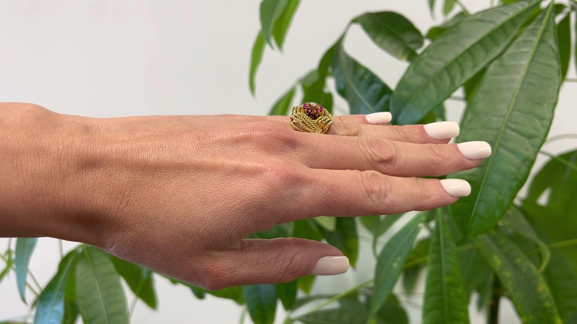 Cocktailring aus 18 Karat Gelbgold mit Diamanten und Rubinen mit Seil im Zustand „Gut“ in Beverly Hills, CA