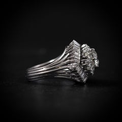 Diamant-Ballerina-Cocktailring aus Platin aus der Jahrhundertmitte 1950-1960er Jahre