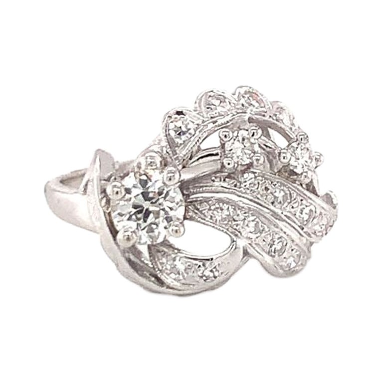 Anillo de oro blanco de 14 quilates con racimo de diamantes de mediados de siglo, hacia 1950