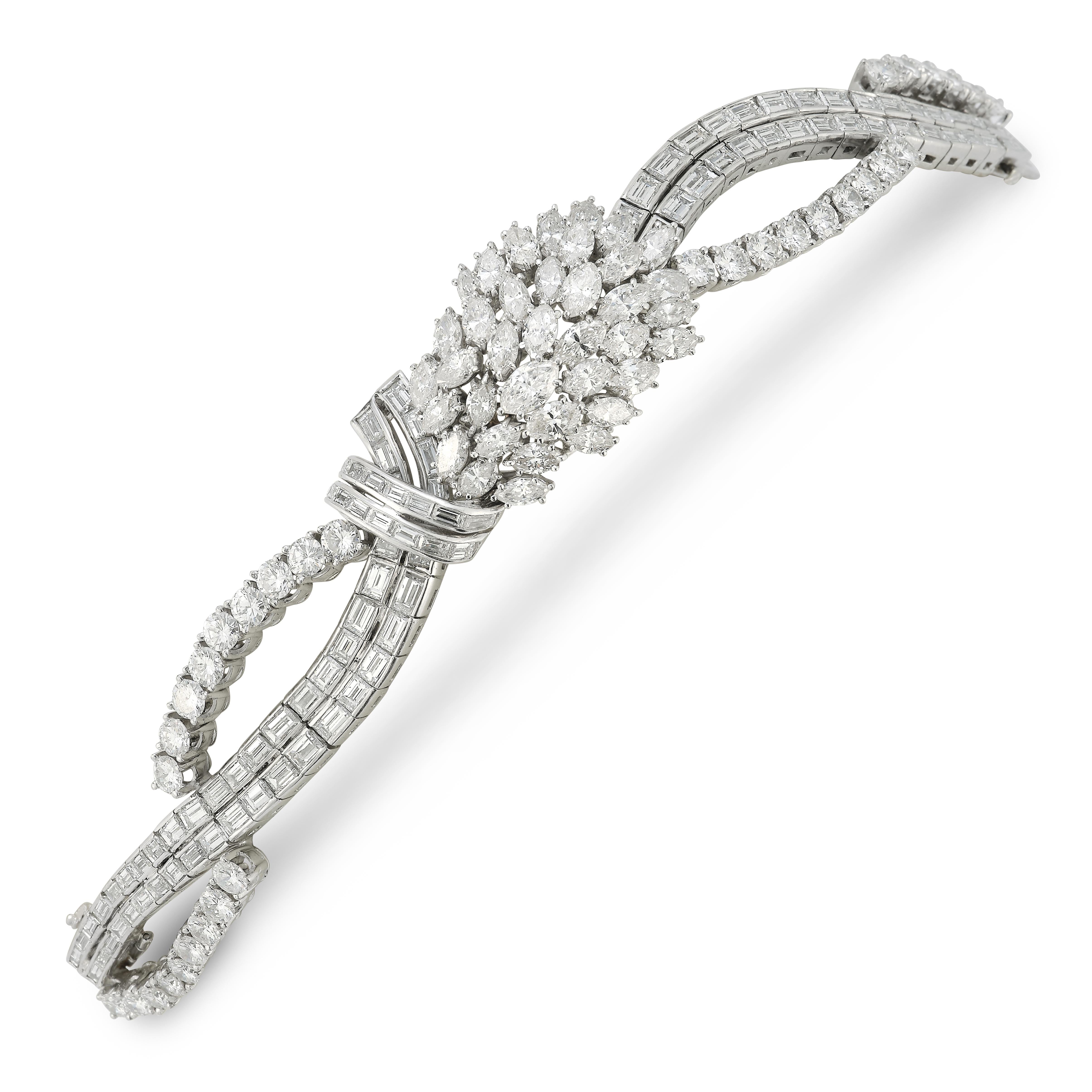 Mid Century Diamant-Cluster-Armband

Armband aus 18 Karat Weißgold, besetzt mit 33 runden Diamanten, 37 Marquise-Diamanten und 97 Baguette-Diamanten

Ungefähres Gesamtgewicht der Diamanten: 28 Karat

Länge: 6,5