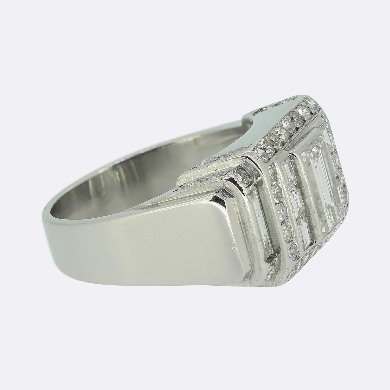 Taglio baguette Anello con diamante a grappolo del metà del secolo scorso in vendita