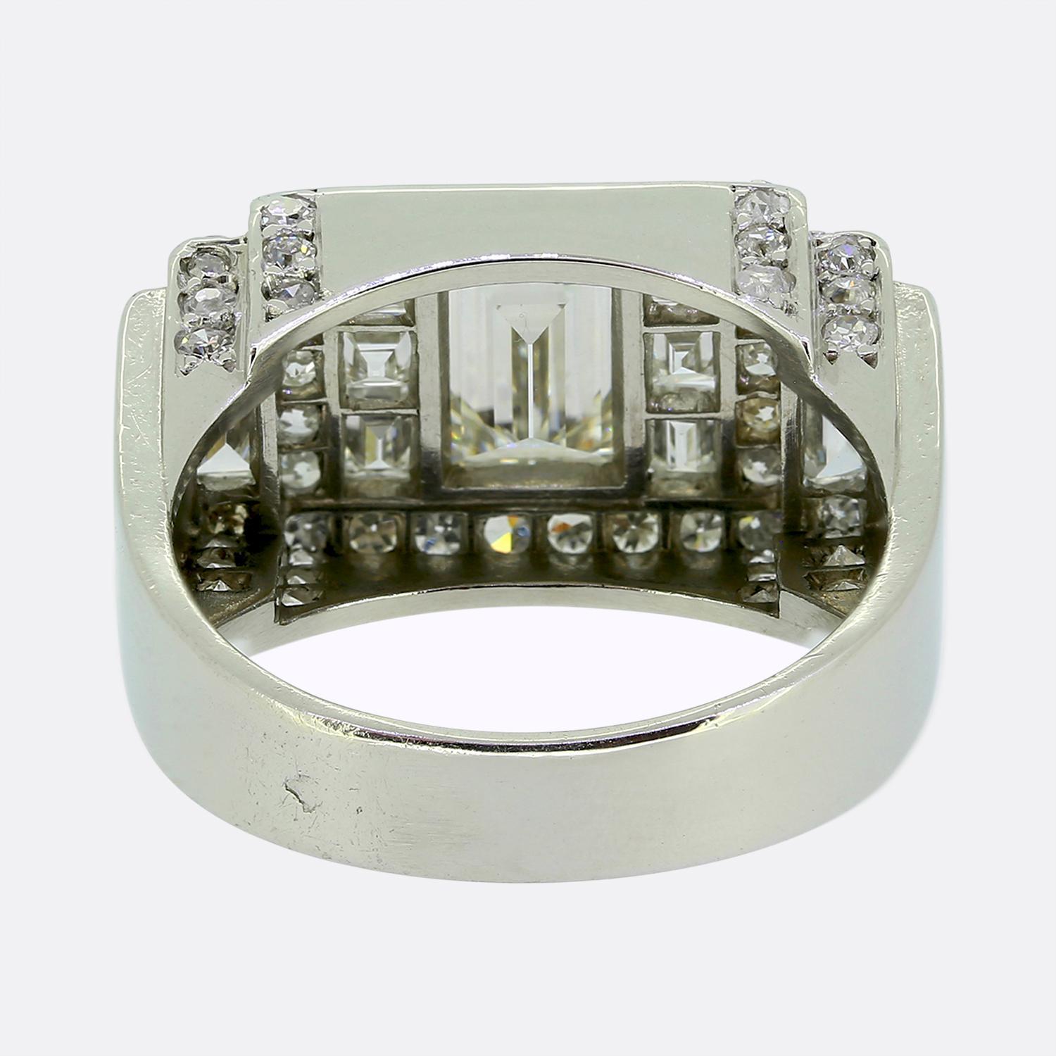 Anello con diamante a grappolo del metà del secolo scorso In condizioni buone in vendita a London, GB