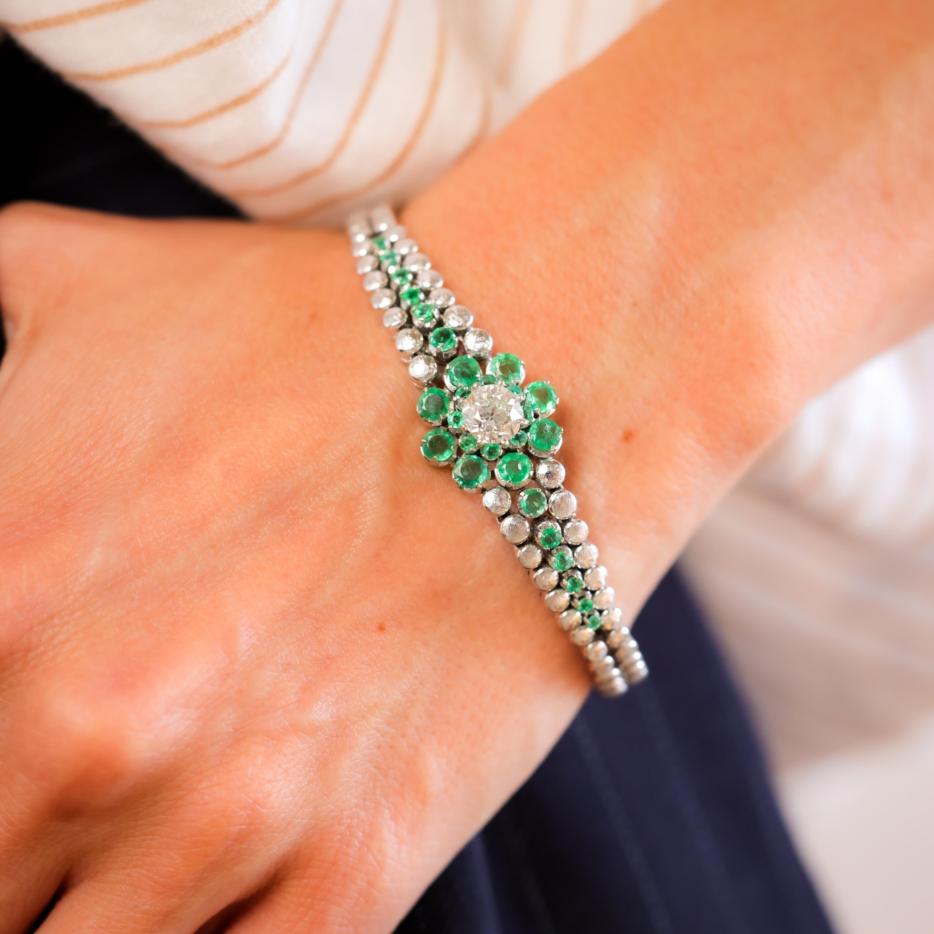 Taglio antico europeo Bracciale floreale in oro bianco 18 carati con diamante e smeraldo di metà secolo in vendita