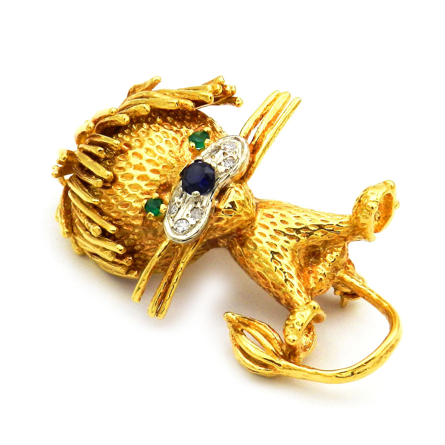 Spilla Leone in oro 18 carati con diamanti, smeraldi e zaffiri del 1960 circa

Spilla d'oro molto attraente, realizzata in oro giallo massiccio 750/18K a forma di piccolo leone, la simpatica figura ha una superficie finemente strutturata, il muso in