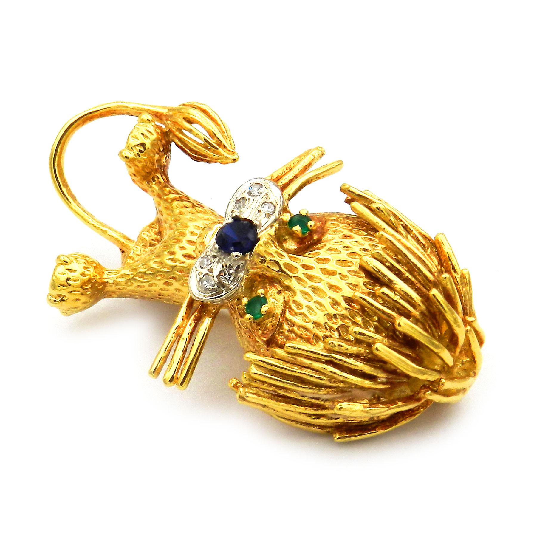 Taglio rotondo Spilla Leone in oro 18 carati con diamanti, smeraldi e zaffiri del 1960 circa in vendita