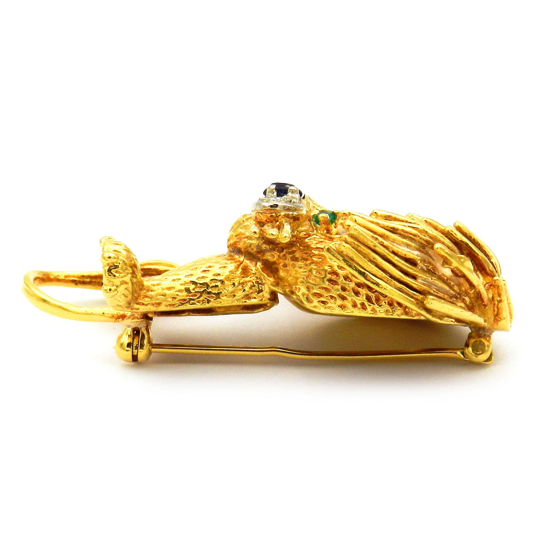 Spilla Leone in oro 18 carati con diamanti, smeraldi e zaffiri del 1960 circa In condizioni buone in vendita a Goettingen, DE