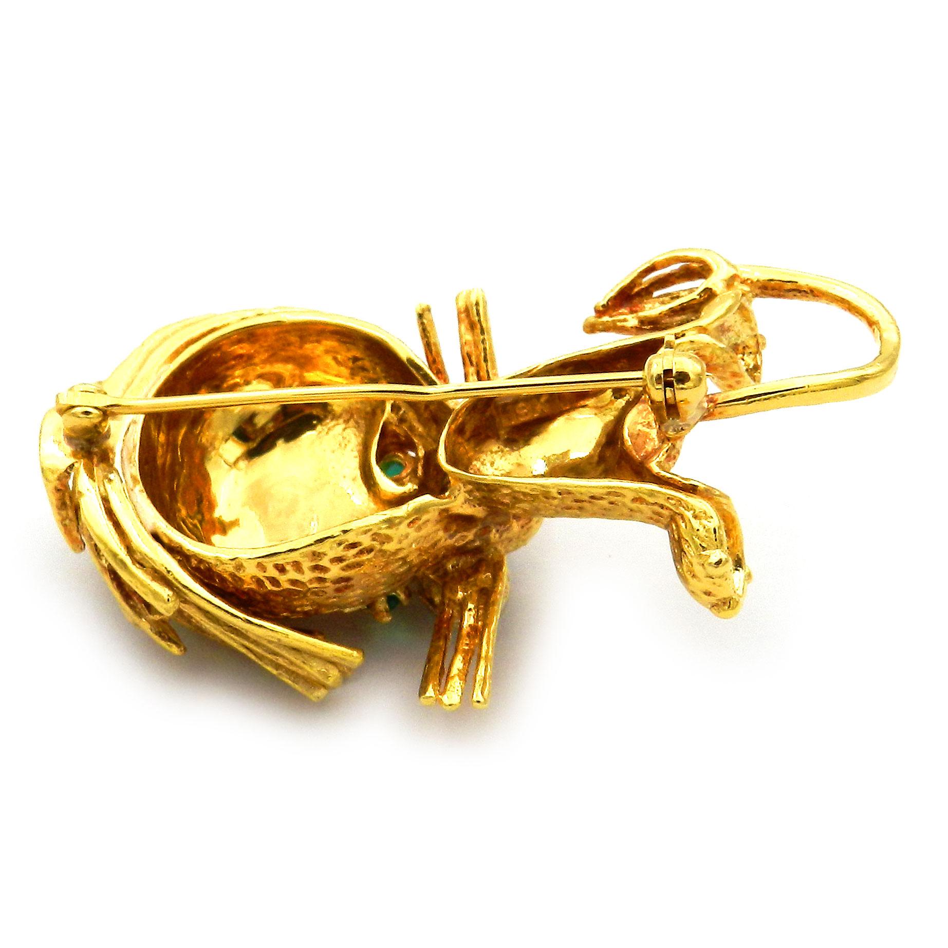 Donna Spilla Leone in oro 18 carati con diamanti, smeraldi e zaffiri del 1960 circa in vendita