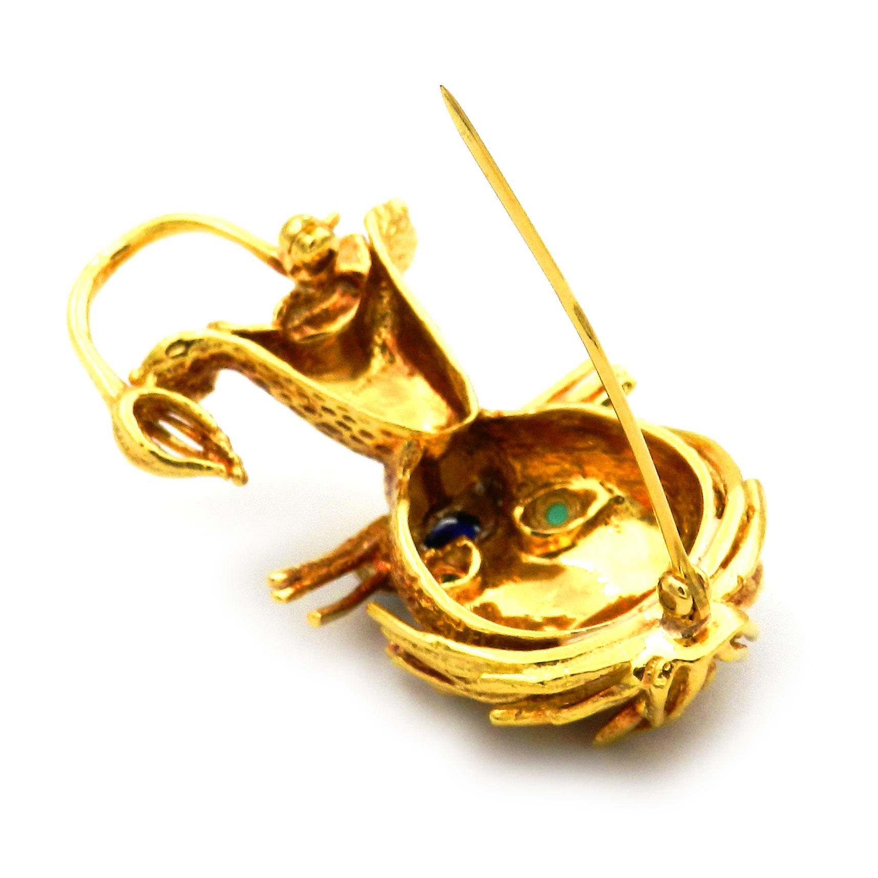 Spilla Leone in oro 18 carati con diamanti, smeraldi e zaffiri del 1960 circa in vendita 1