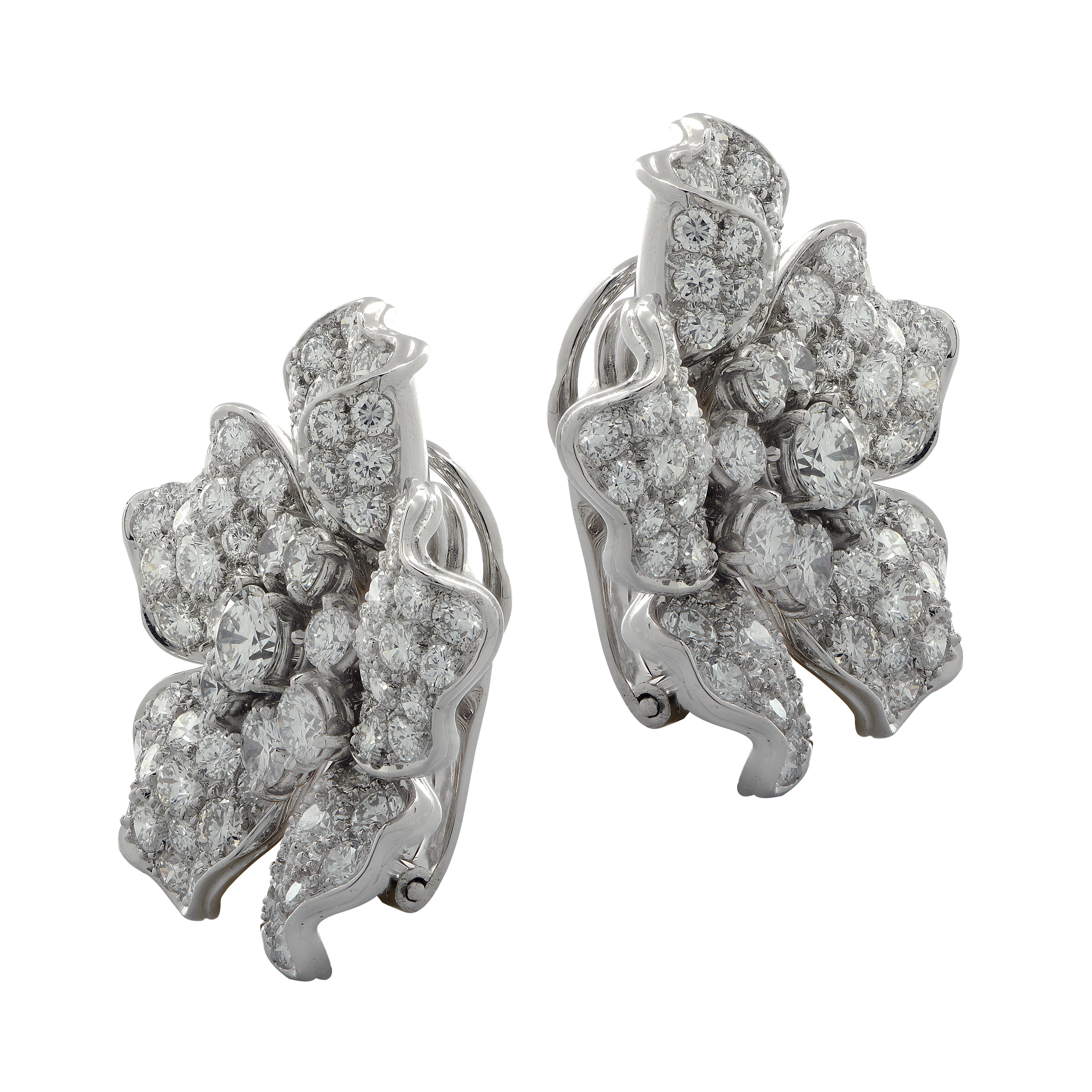 Mid-Century Diamant-verzierte Platin-Blumen-Ohrringe (Rundschliff) im Angebot
