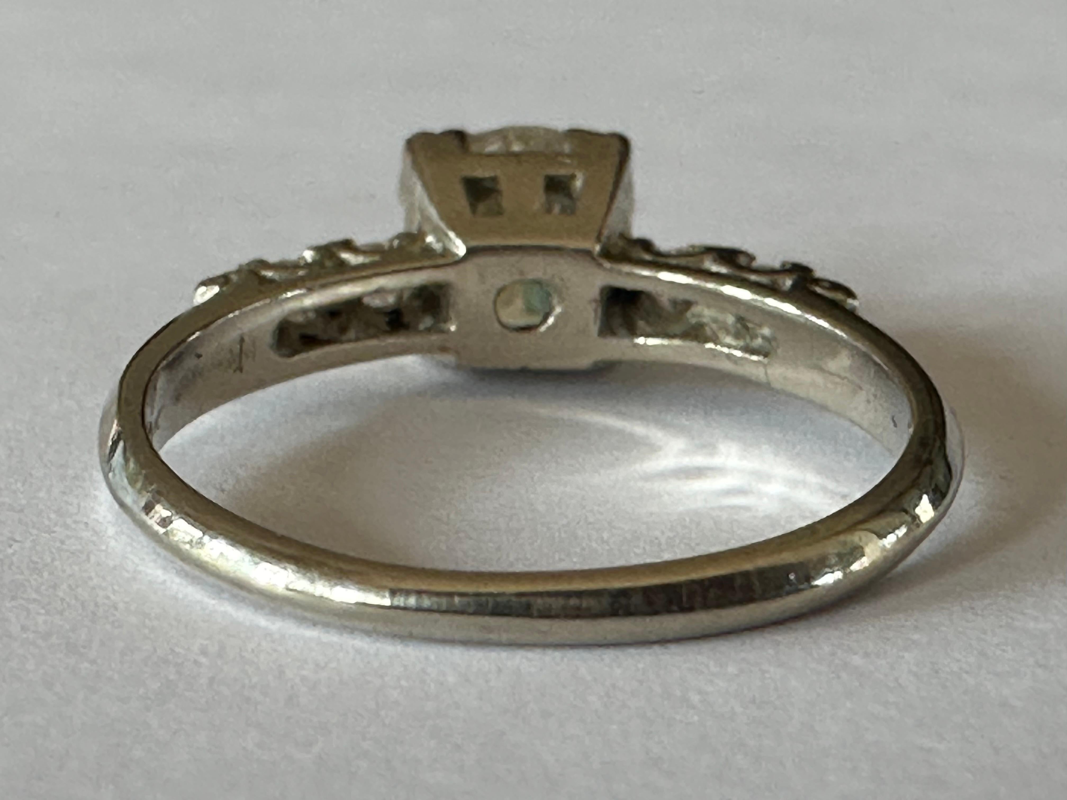 Bague de fiançailles à diamant du milieu du siècle  Bon état - En vente à Denver, CO