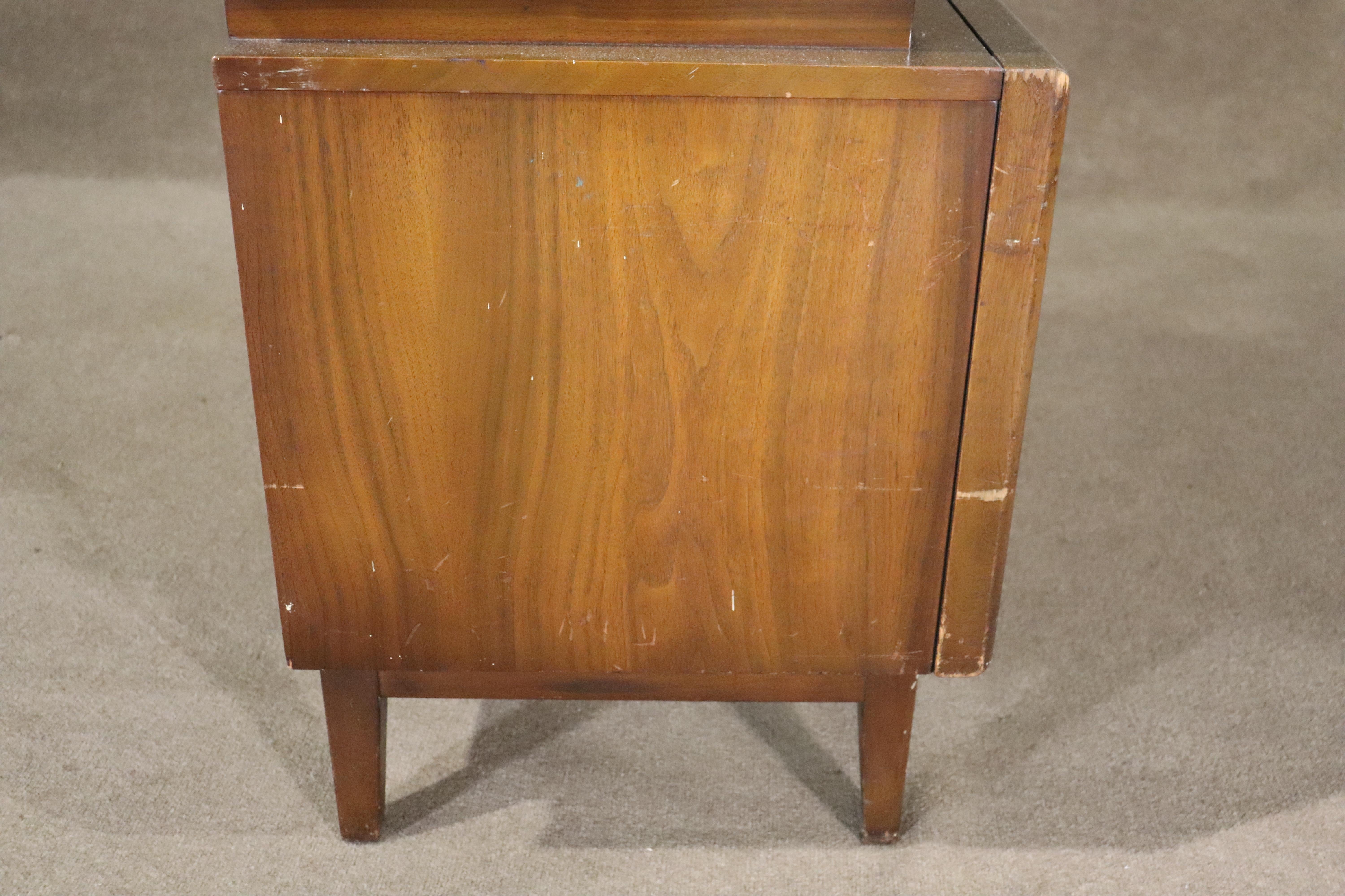 Haut-chest du milieu du siècle dernier avec façade en diamant par United Furniture en vente 5