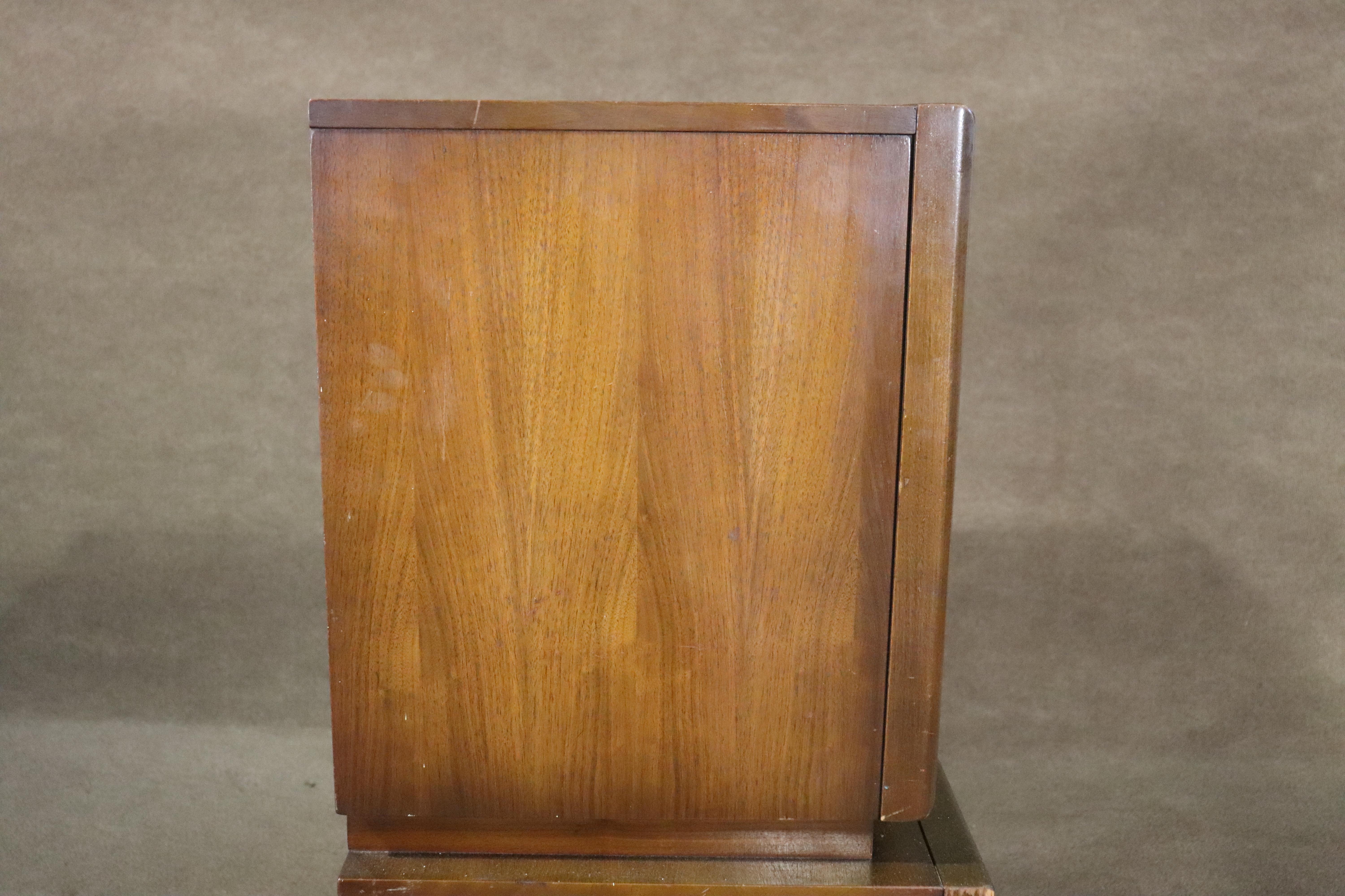 Haut-chest du milieu du siècle dernier avec façade en diamant par United Furniture en vente 6