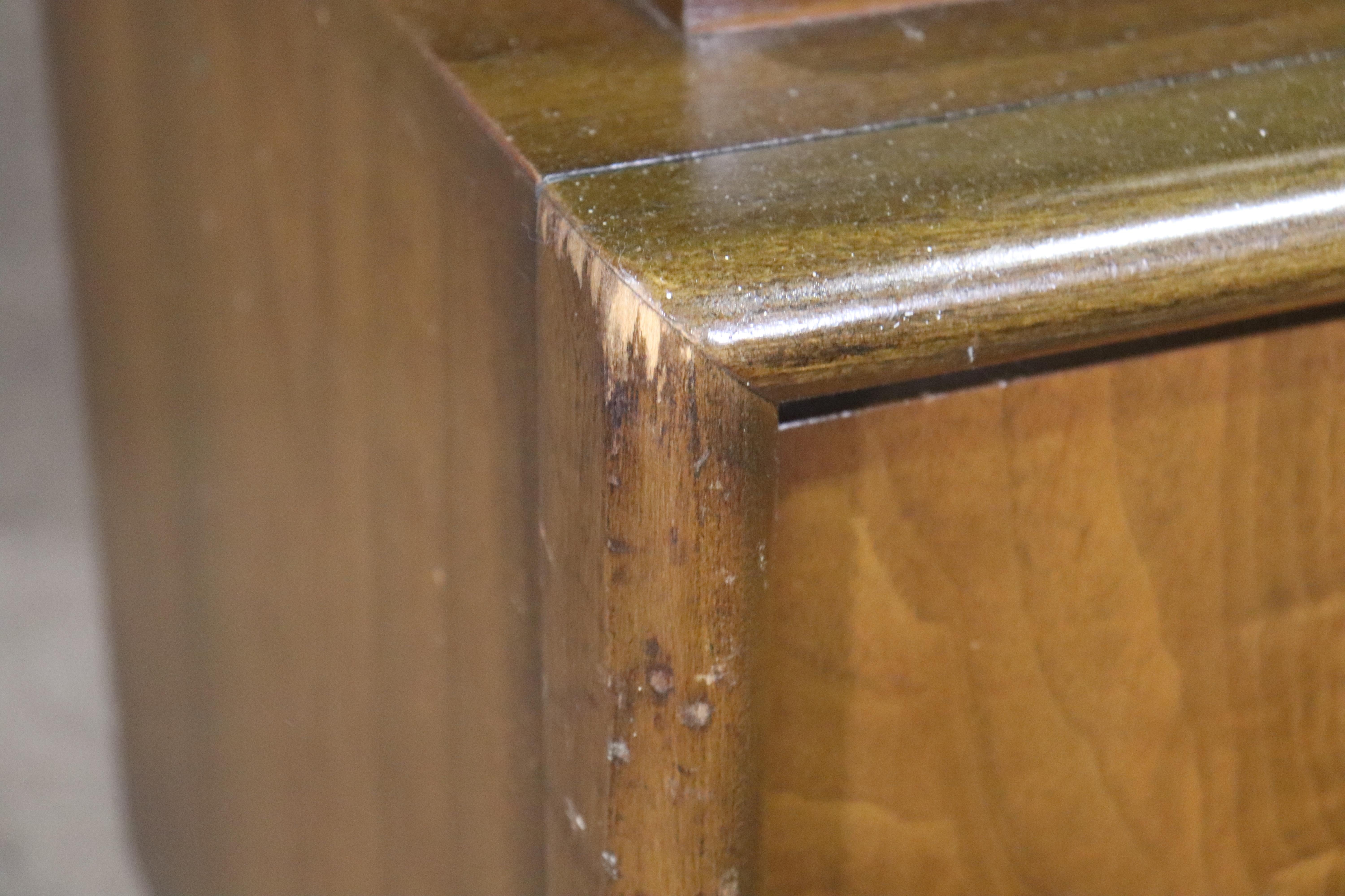 Haut-chest du milieu du siècle dernier avec façade en diamant par United Furniture en vente 7