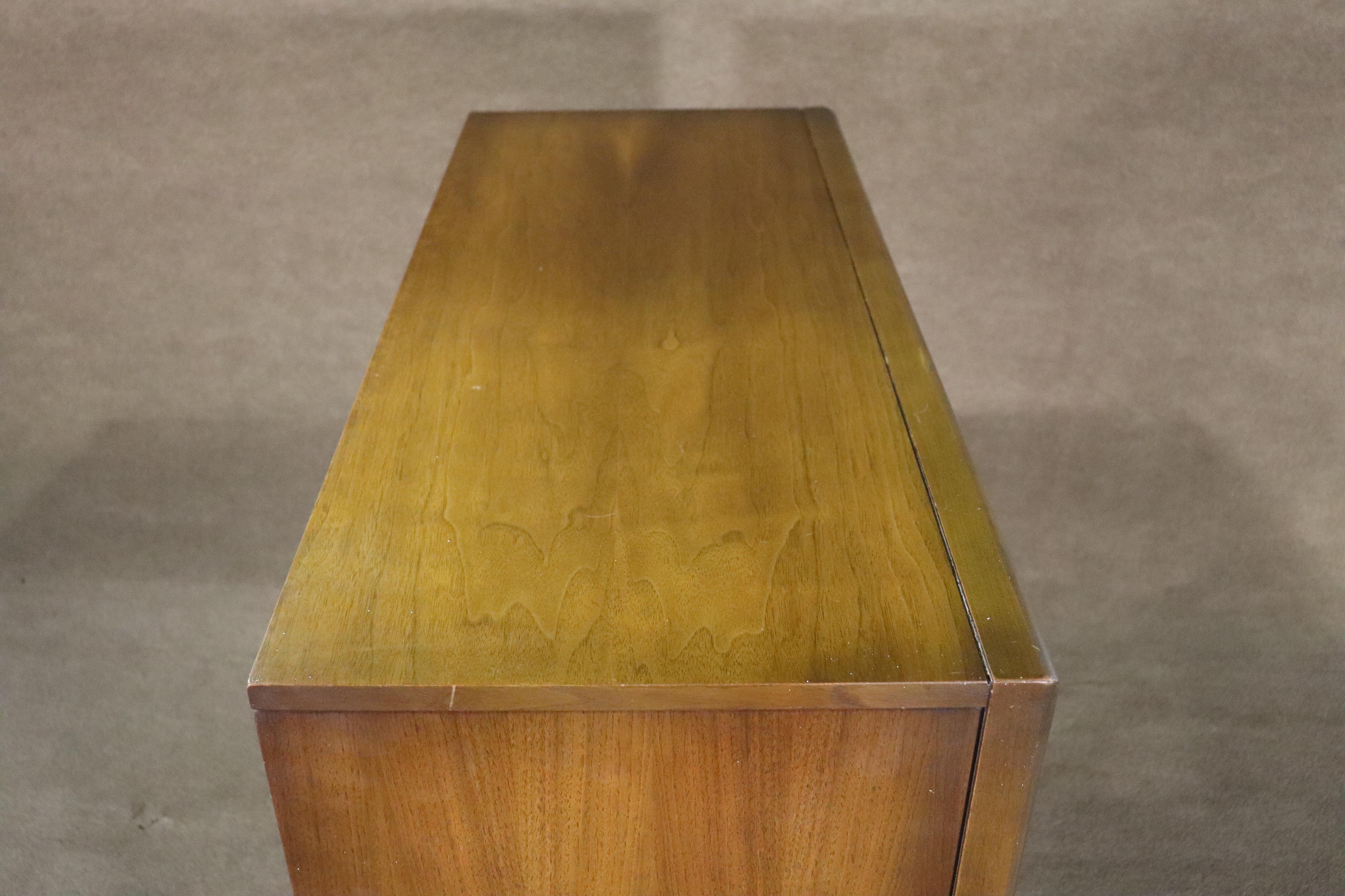 Haut-chest du milieu du siècle dernier avec façade en diamant par United Furniture en vente 8