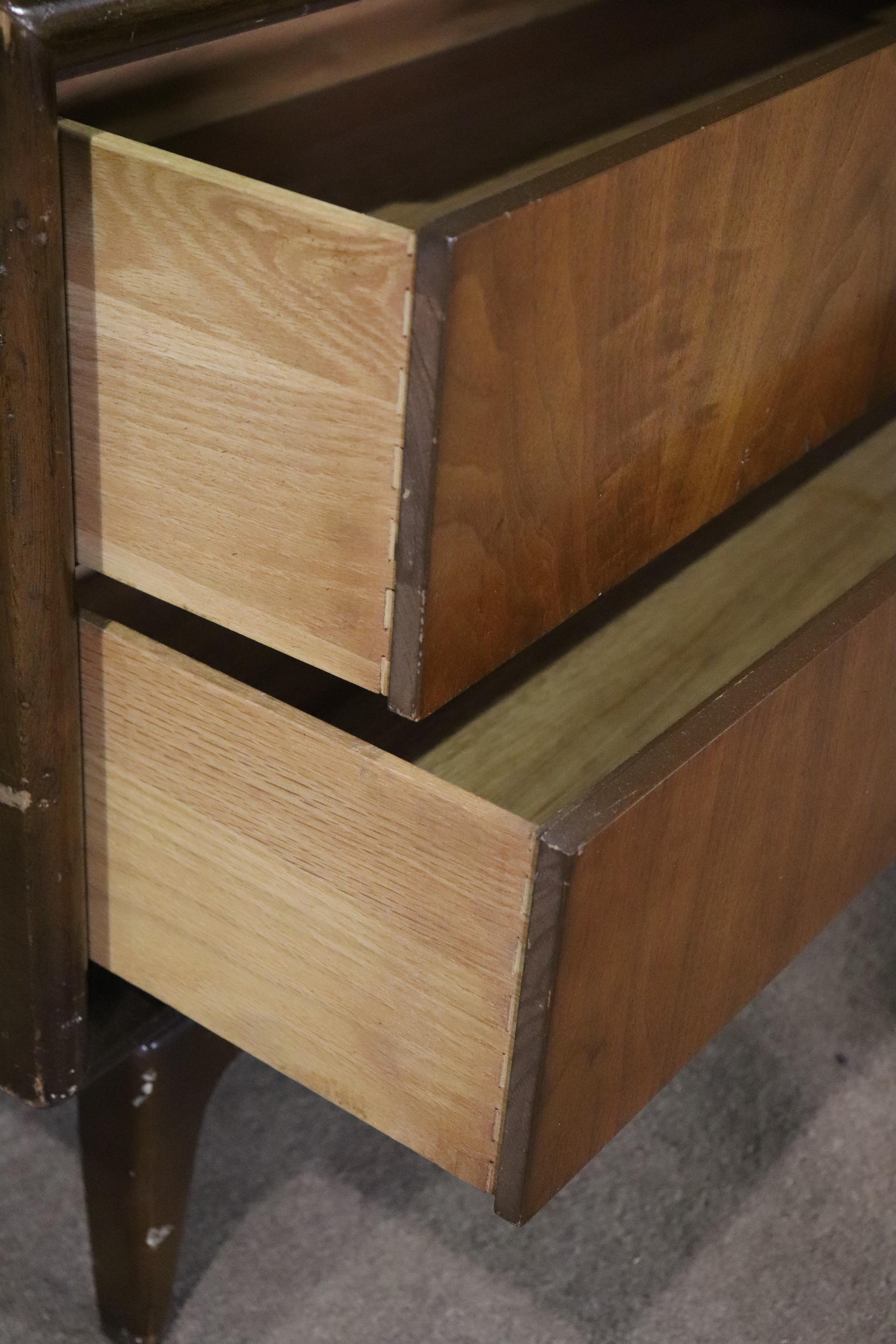 Mid-Century Modern Haut-chest du milieu du siècle dernier avec façade en diamant par United Furniture en vente