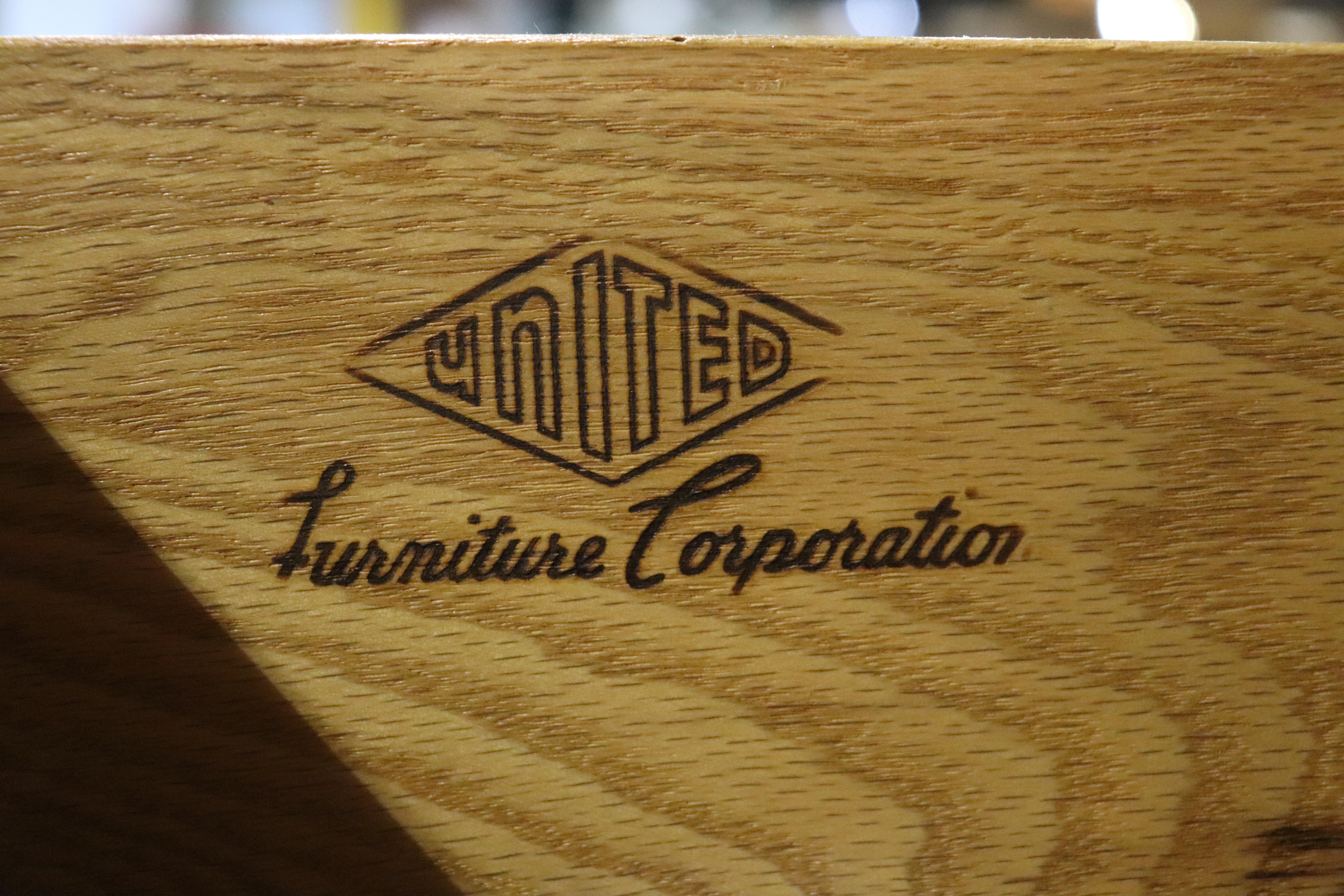 Haut-chest du milieu du siècle dernier avec façade en diamant par United Furniture Bon état - En vente à Brooklyn, NY